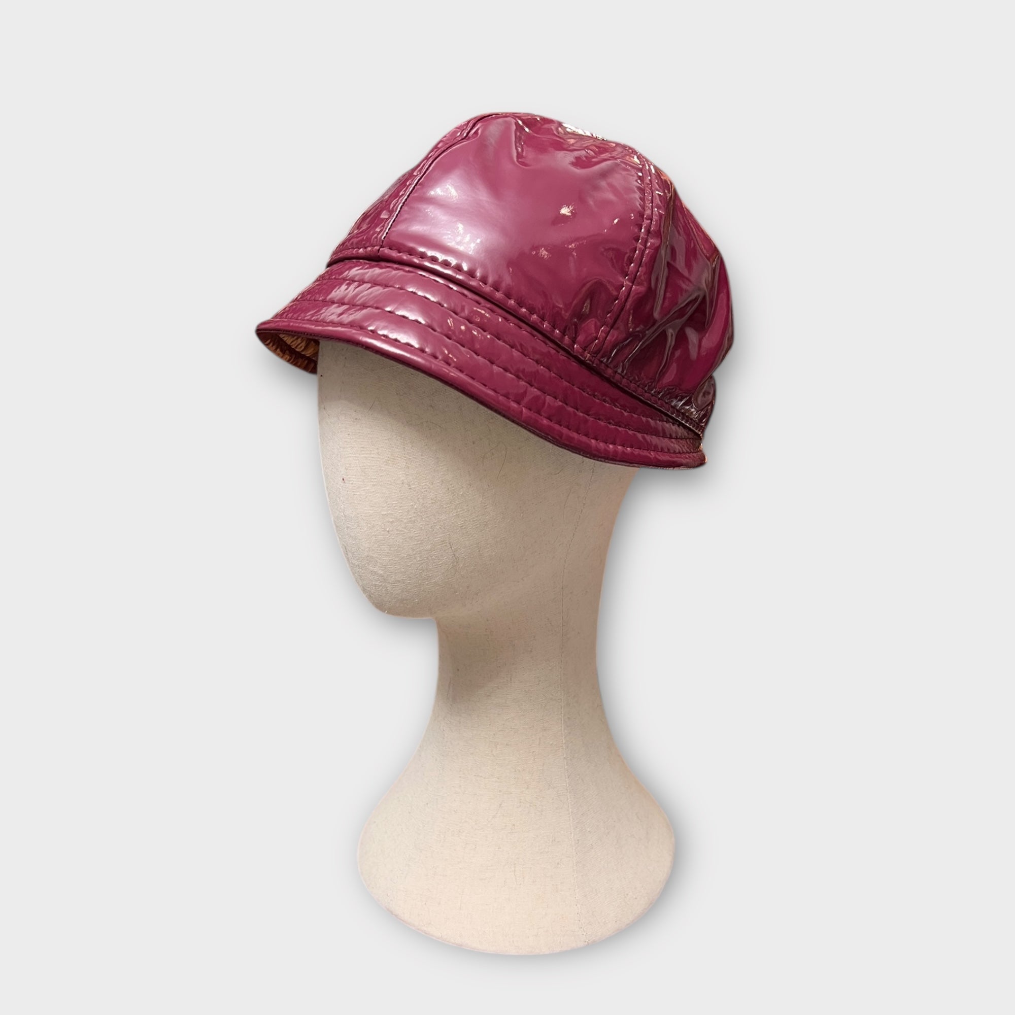 Fantino Invernale In Vernice Impermeabile Con Visiera Piccola