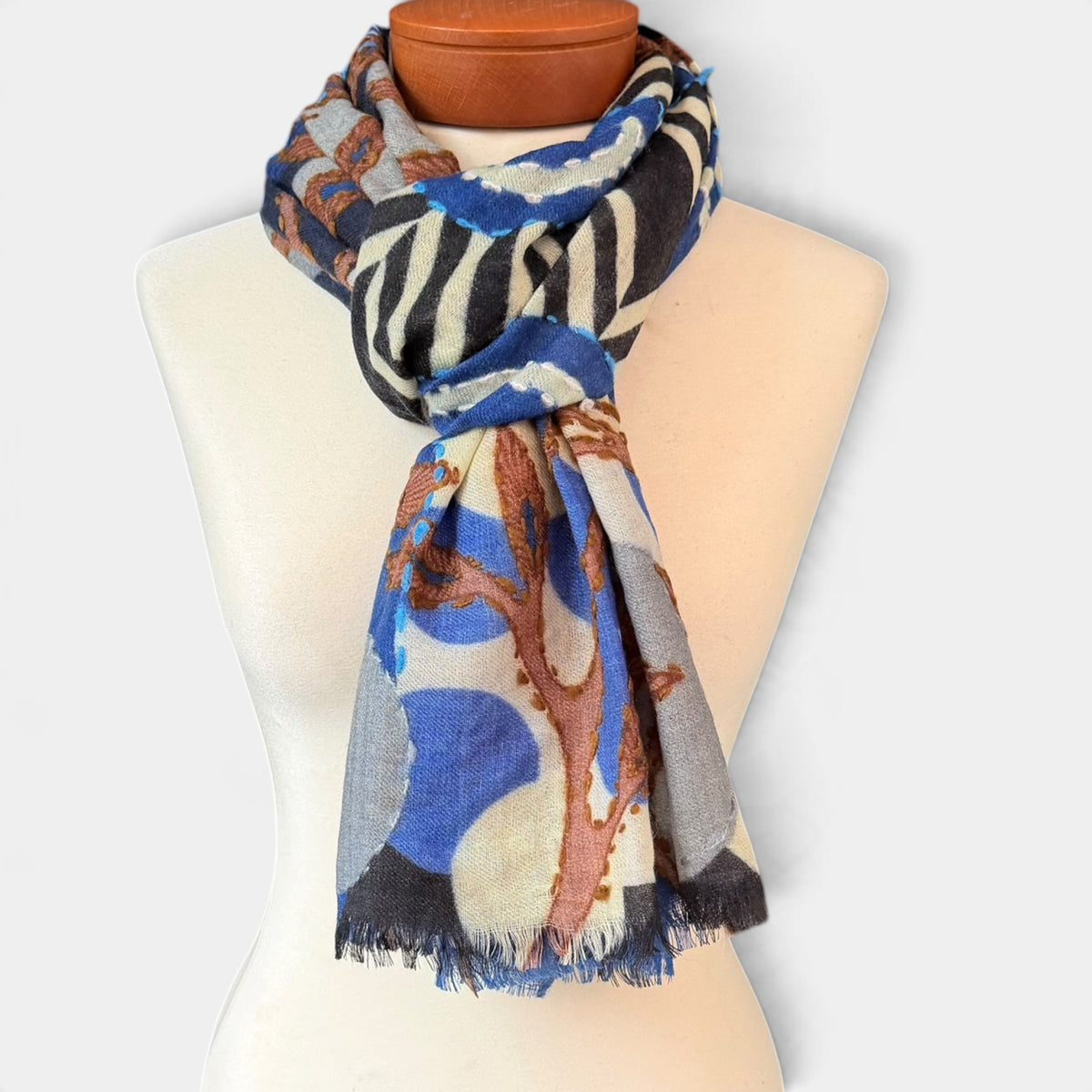 Sciarpa Donna In Tessuto Sottile Di Pura Lana 70x180 cm Con Ricamo a Mano
