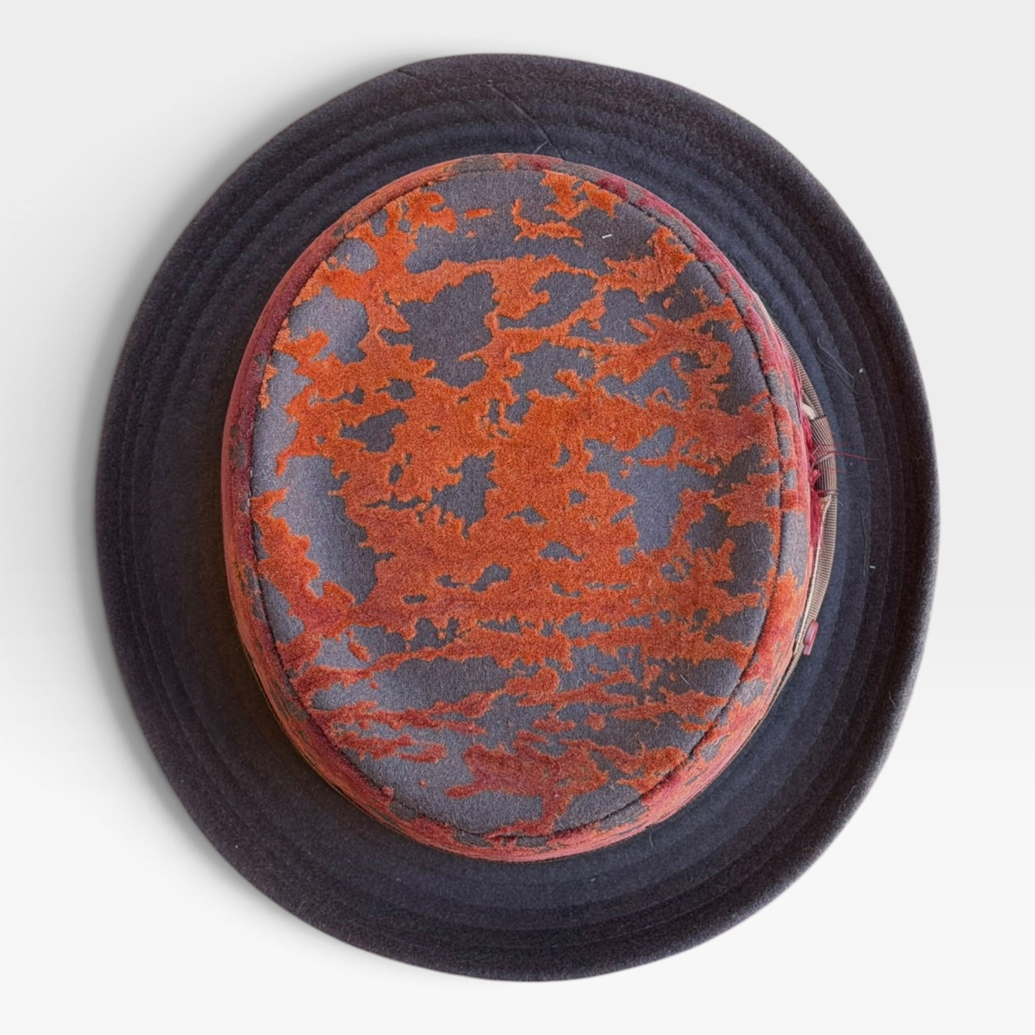 Vista superiore del cappello pork pie con pattern vellutato rosso-arancio