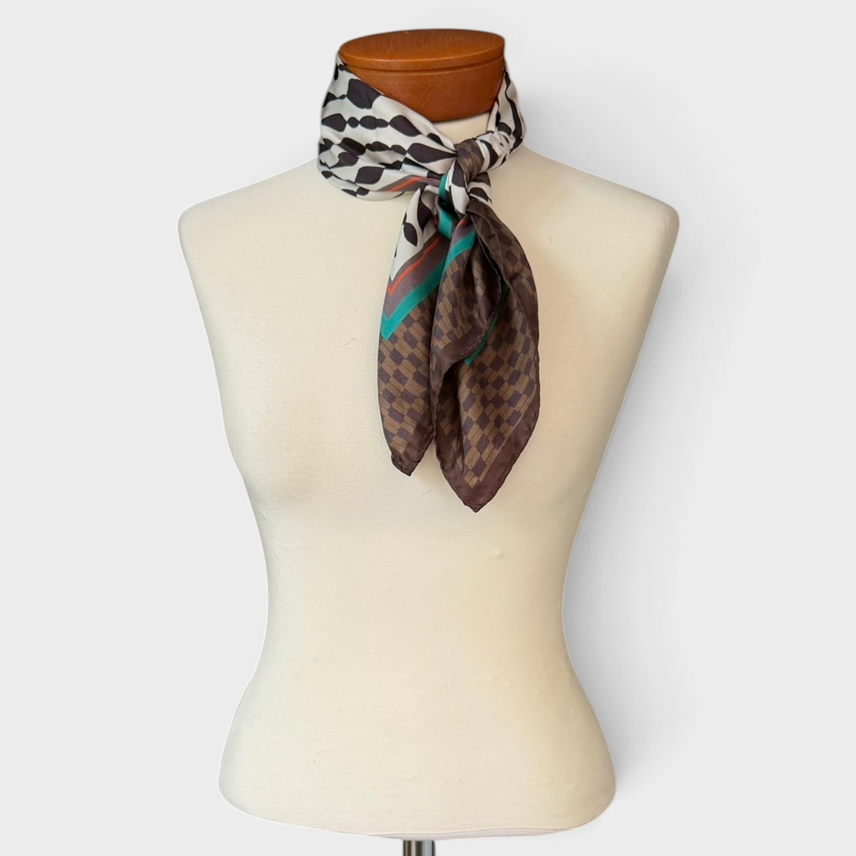 Foulard Quadrato In Tessuto Twill Di Pura Seta Di Gelso 70 x 70 cm