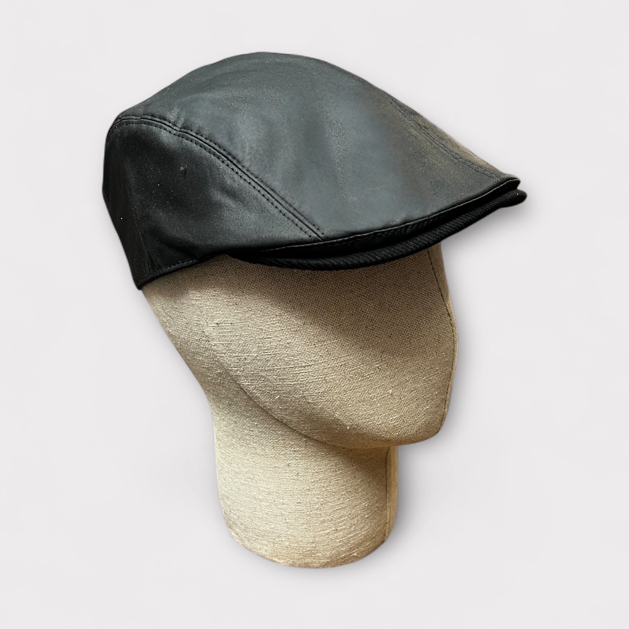 Coppola Invernale In Cotone Cerato Impermeabile Nero