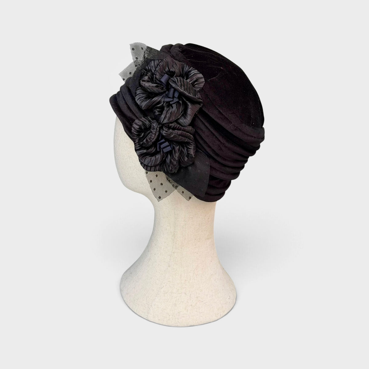 Cappellino Toque Donna Invernale In Velluto Nero Con Fiore In Raso e Tulle - Pieghevole - Grevi