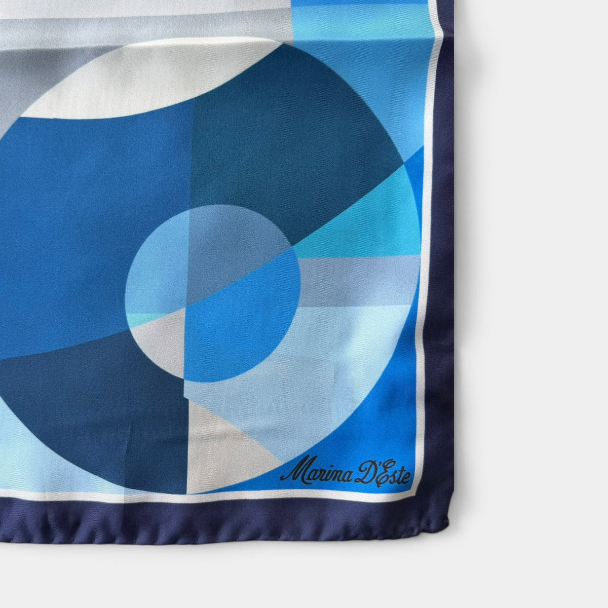 Foulard Marina D'Este in seta 90x90 cm, cerchi e geometrie, variante azzurro