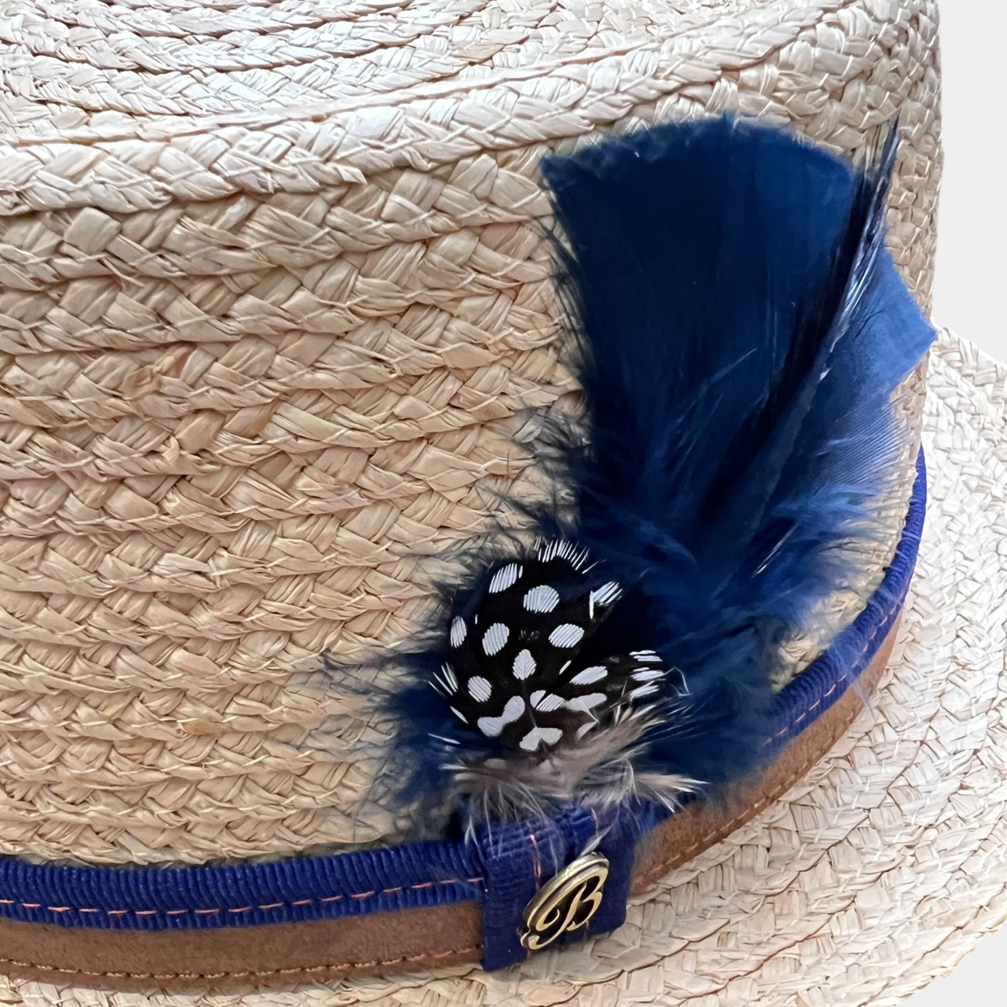 Cappello Pork Pie In Paglia Con Nastro Bicolor e Piuma Blu - Cappelleria Bacca