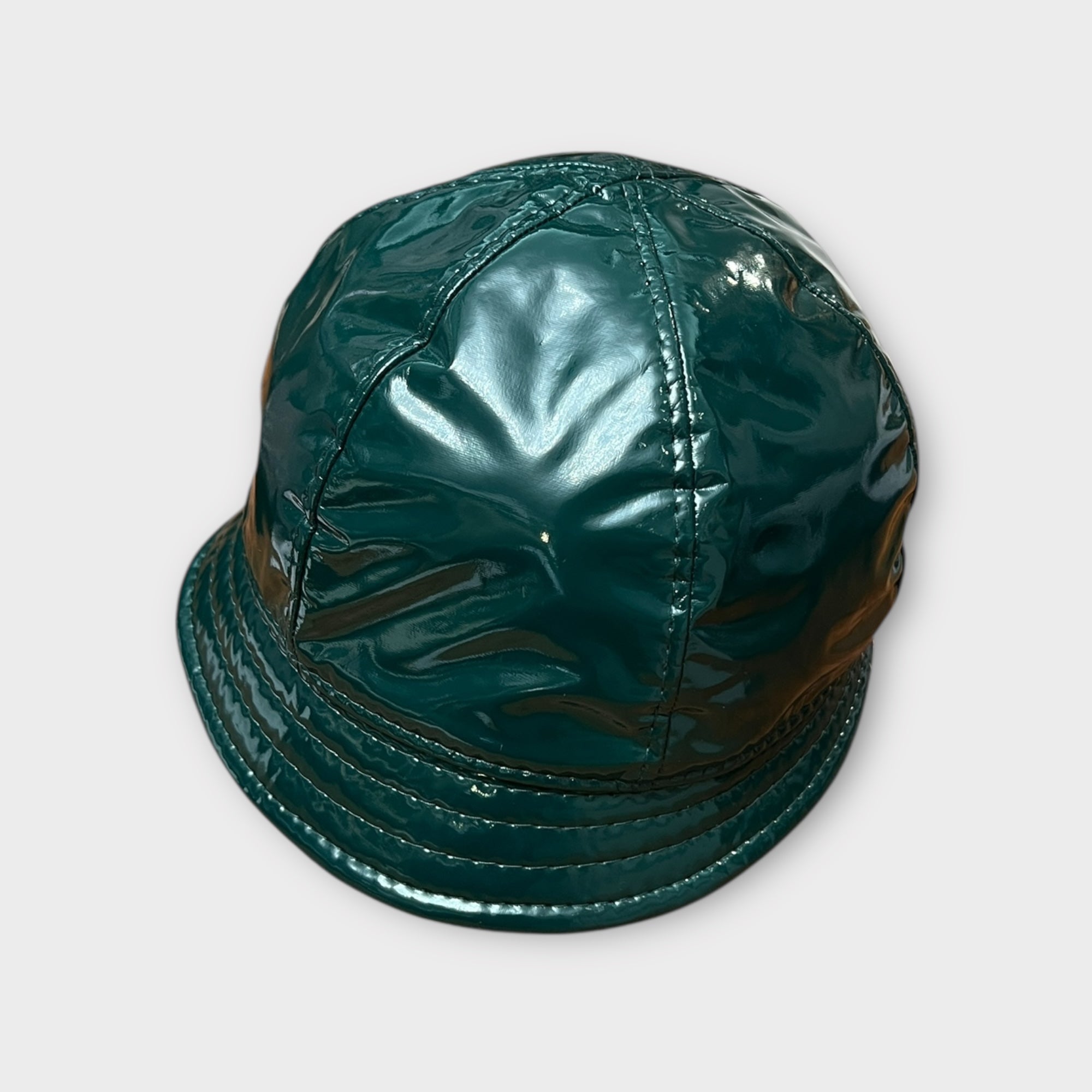 Fantino Invernale In Vernice Impermeabile Con Visiera Piccola