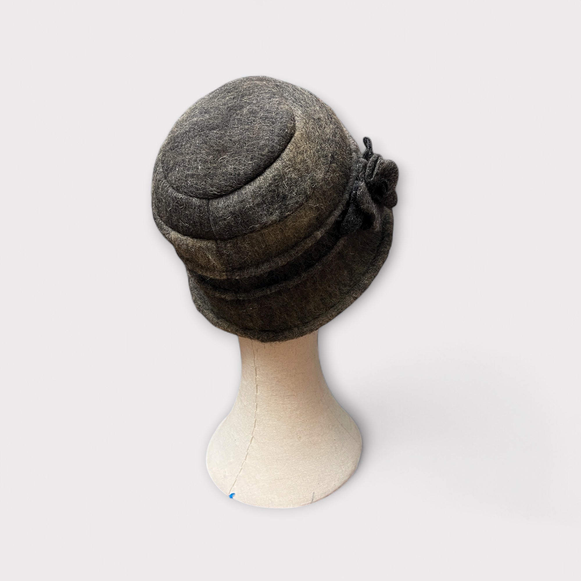 Cloche In Lana Cotta Sfumata Con Fiore Spilla