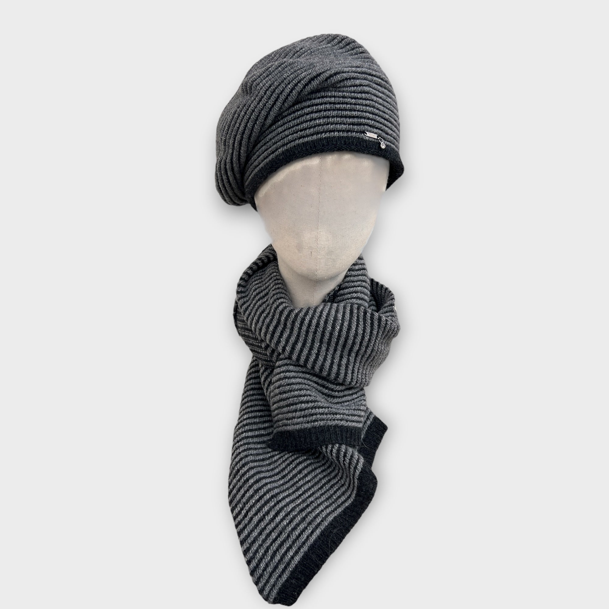 Basco Donna In Maglia Di Lana Con Motivo Rigato