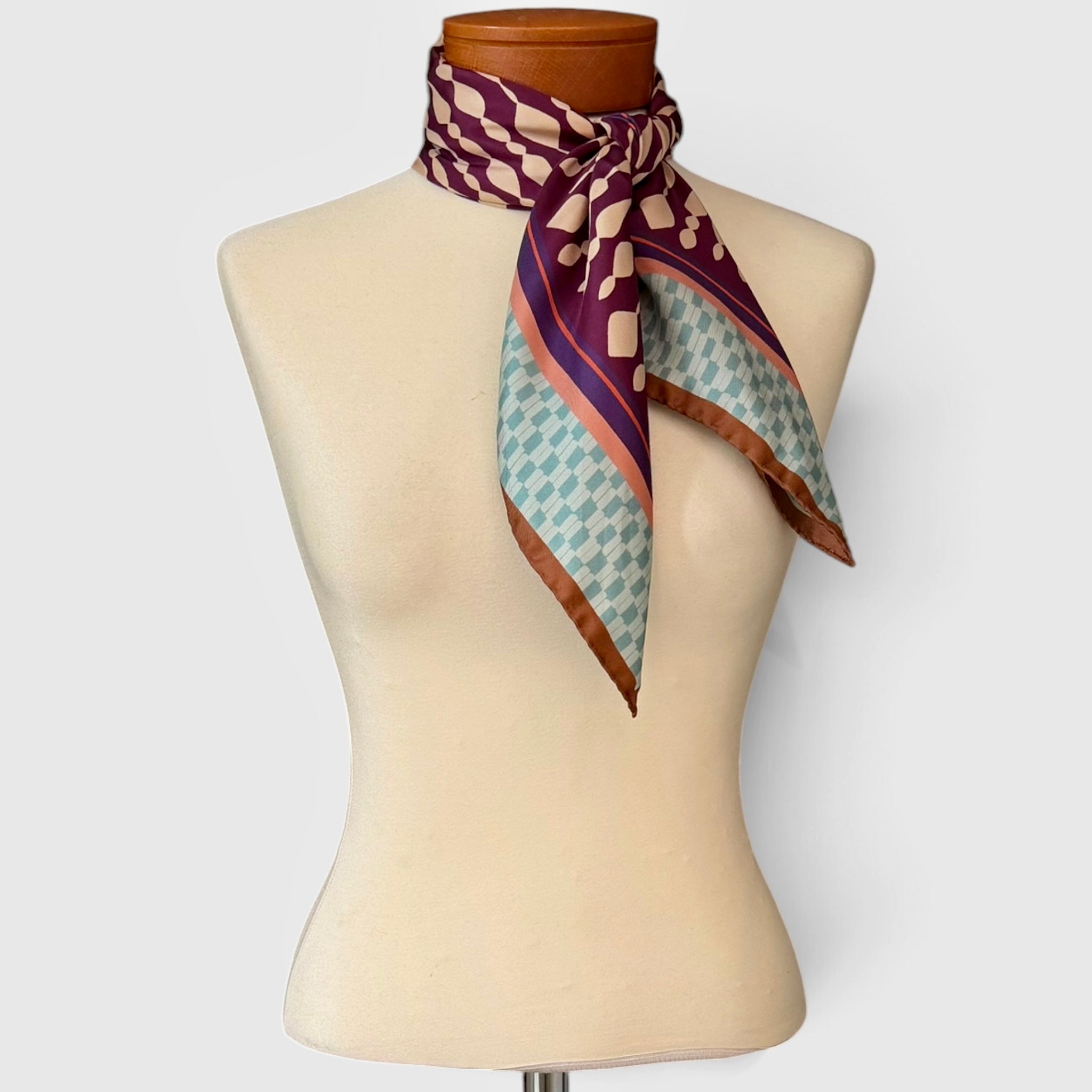 Foulard Quadrato In Tessuto Twill Di Pura Seta Di Gelso 70 x 70 cm