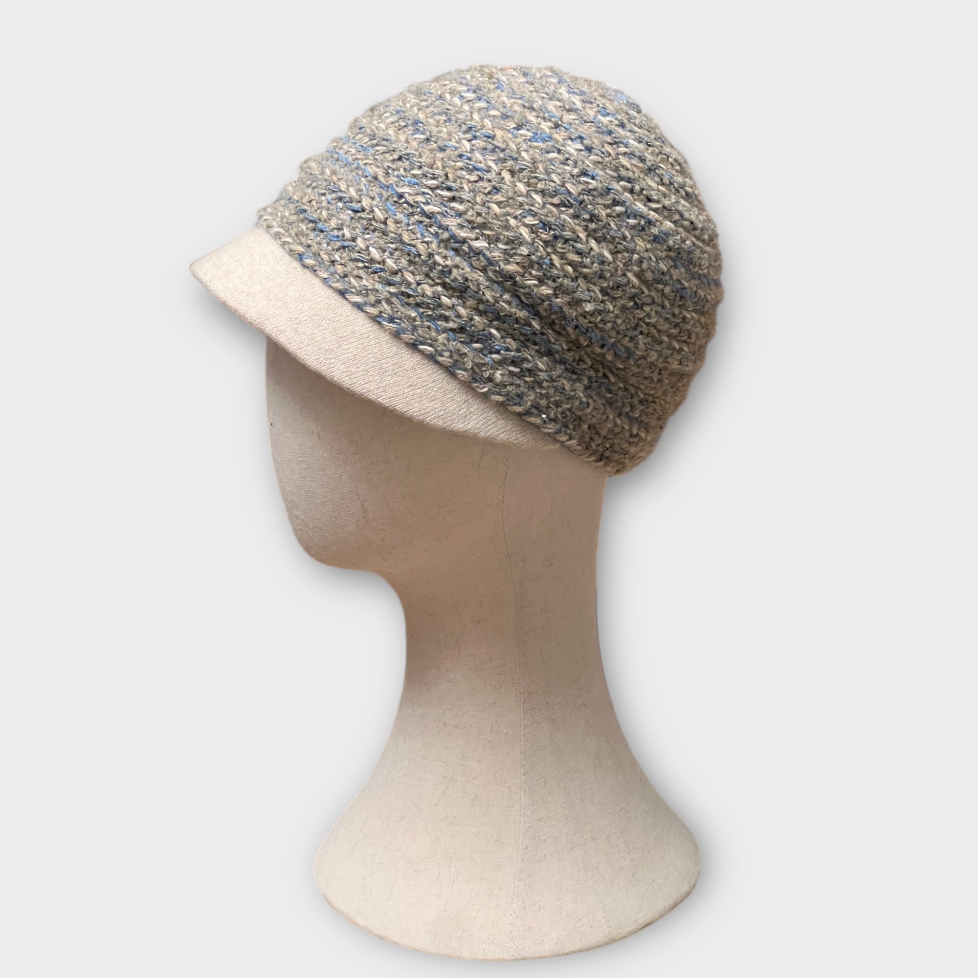 Berretto Fantino In Maglia Con Visiera Piccola E Spilla