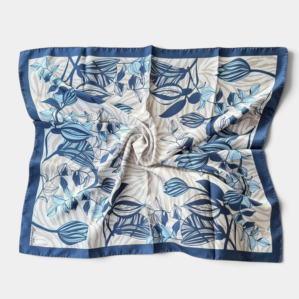 Foulard Laura Biagiotti in seta 90x90 cm, fiori e foglie stilizzati, variante azzurro