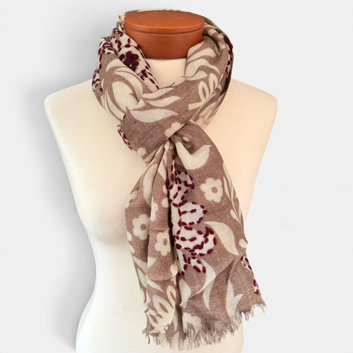 Sciarpa Donna In Tessuto Sottile Di Pura Lana 70x180 cm Colore Noce - Con Ricamo a Mano