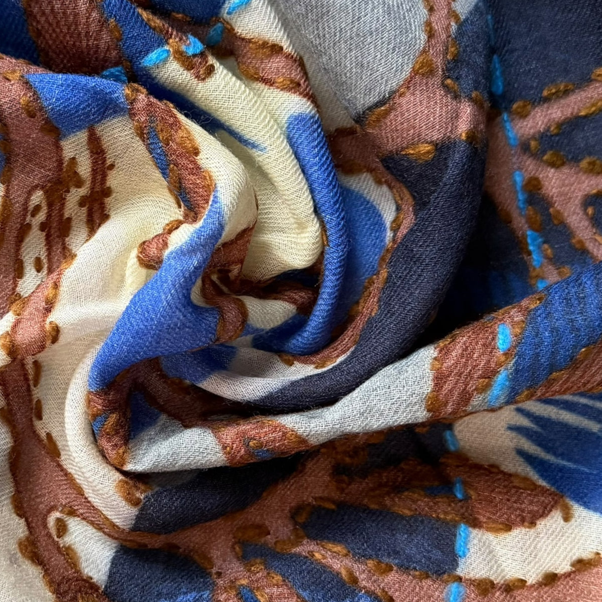 Sciarpa Donna In Tessuto Sottile Di Pura Lana 70x180 cm Con Ricamo a Mano