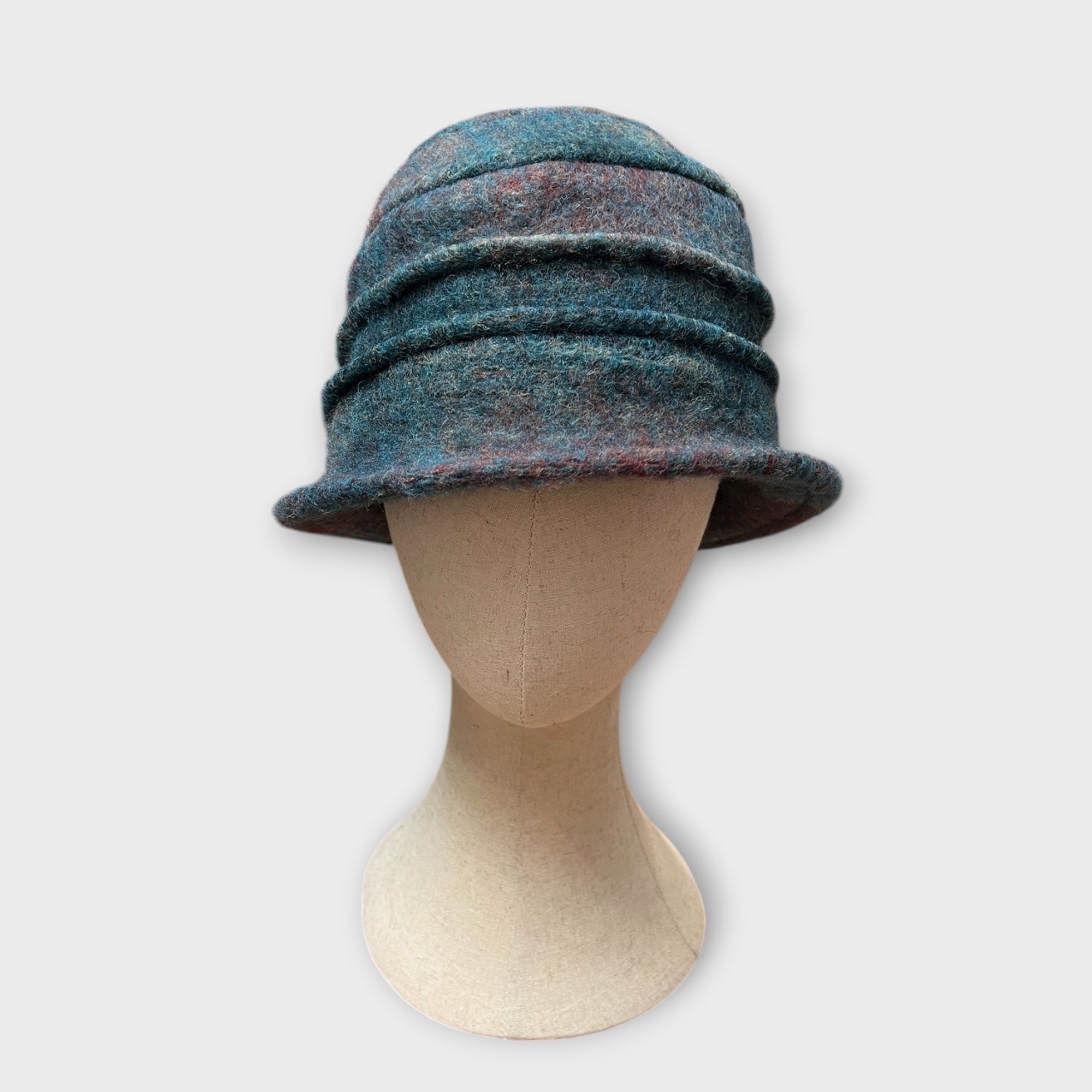 Cloche In Lana Cotta Sfumata Con Fiore Spilla