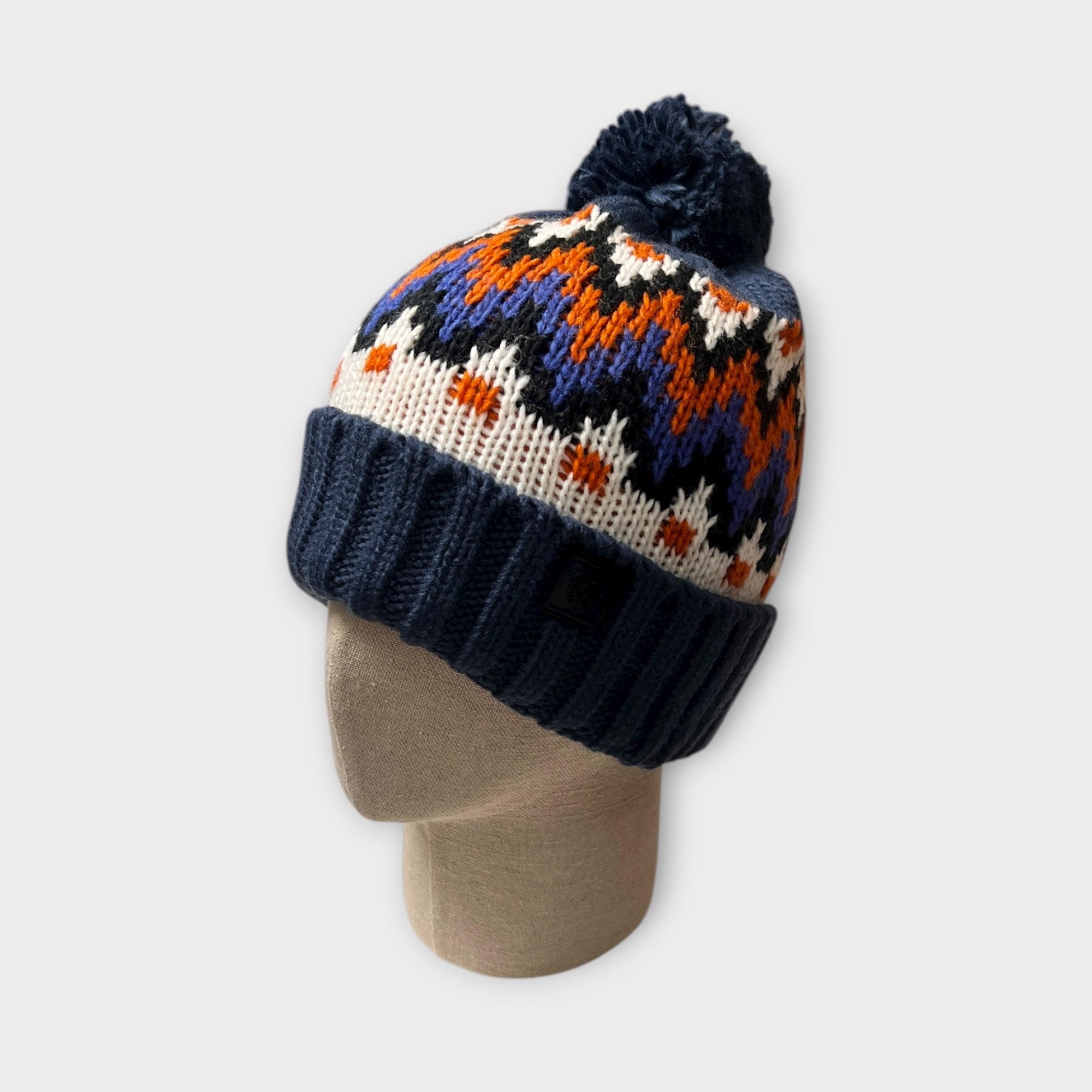 Berretto Con Risvolto E Con Pon Pon Fantasia