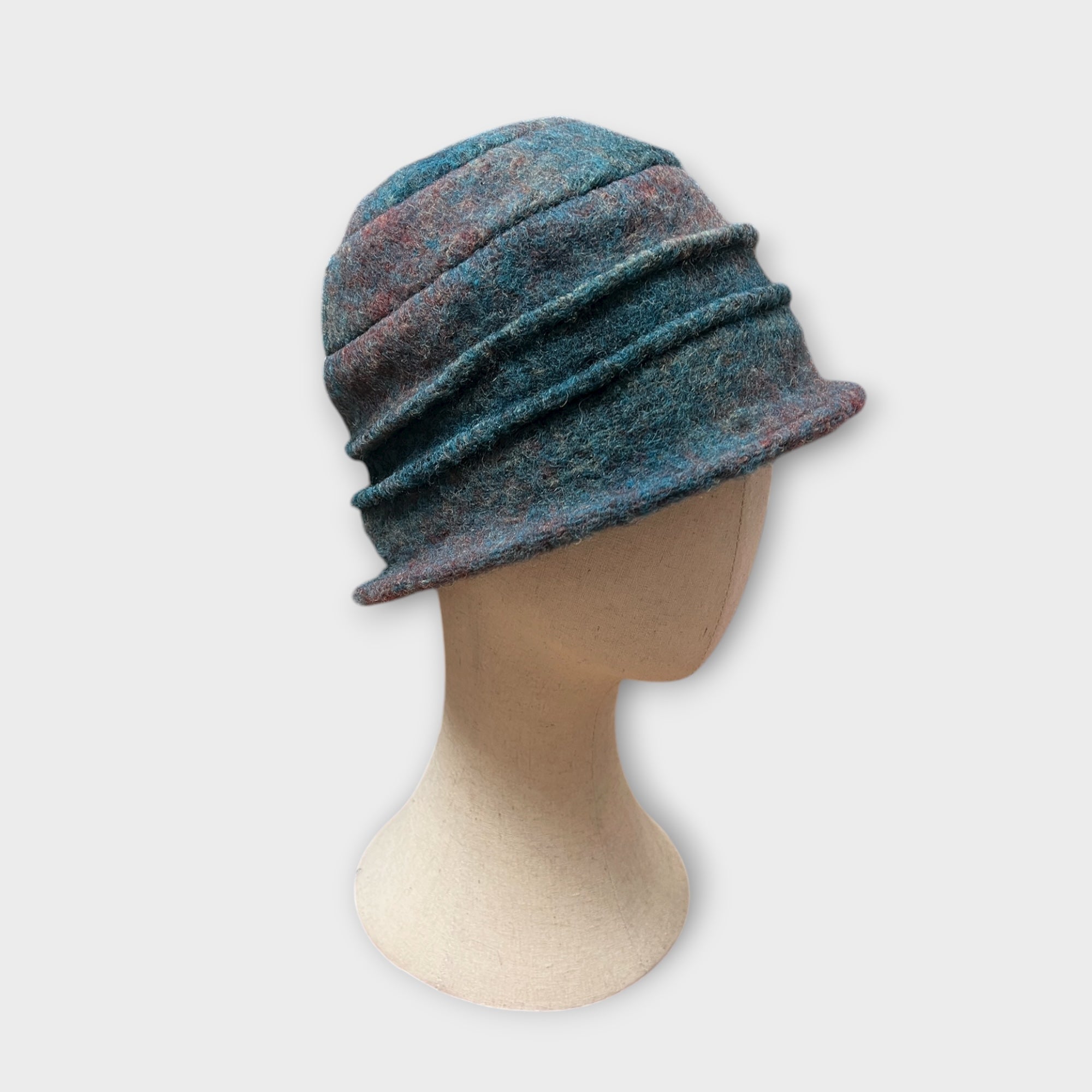 Cloche In Lana Cotta Sfumata Con Fiore Spilla