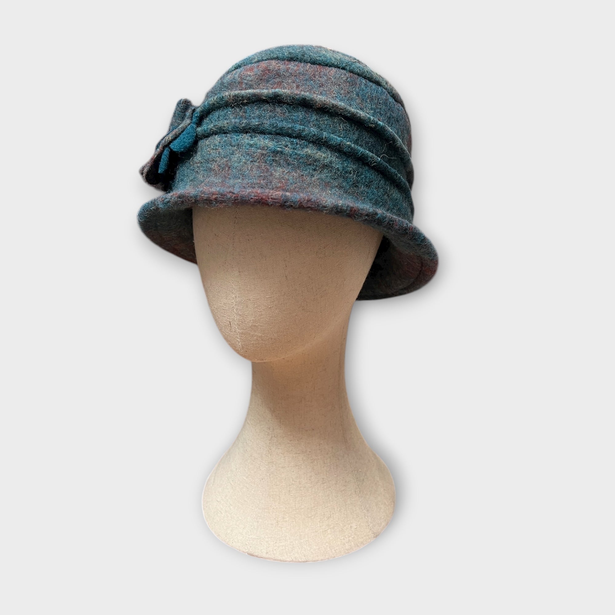 Cloche In Lana Cotta Sfumata Con Fiore Spilla