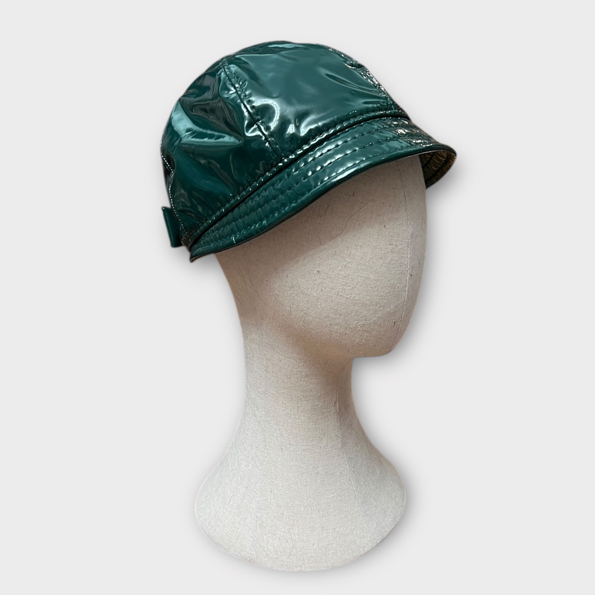 Fantino Invernale In Vernice Impermeabile Con Visiera Piccola