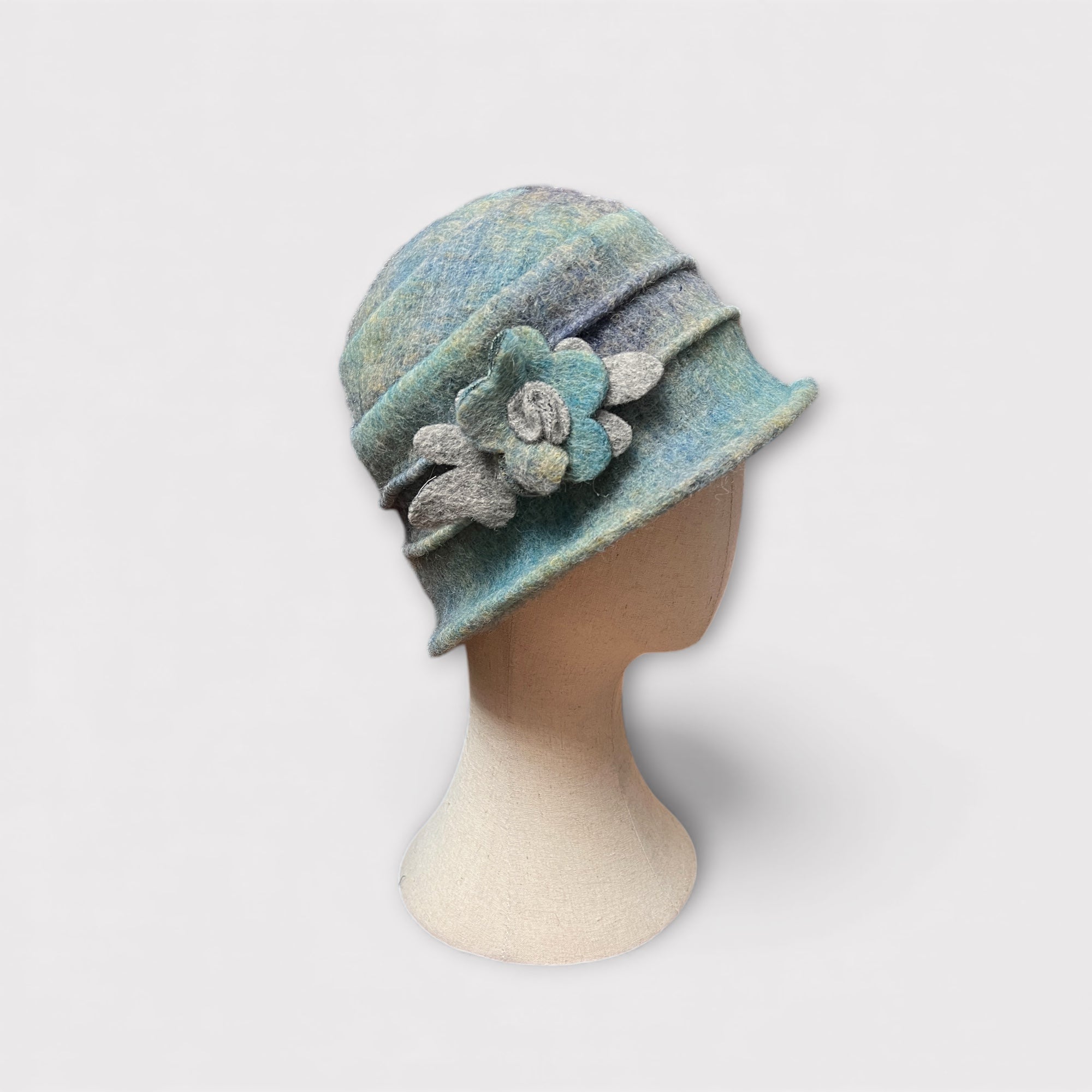 Cloche In Lana Cotta Sfumata Con Fiore Spilla