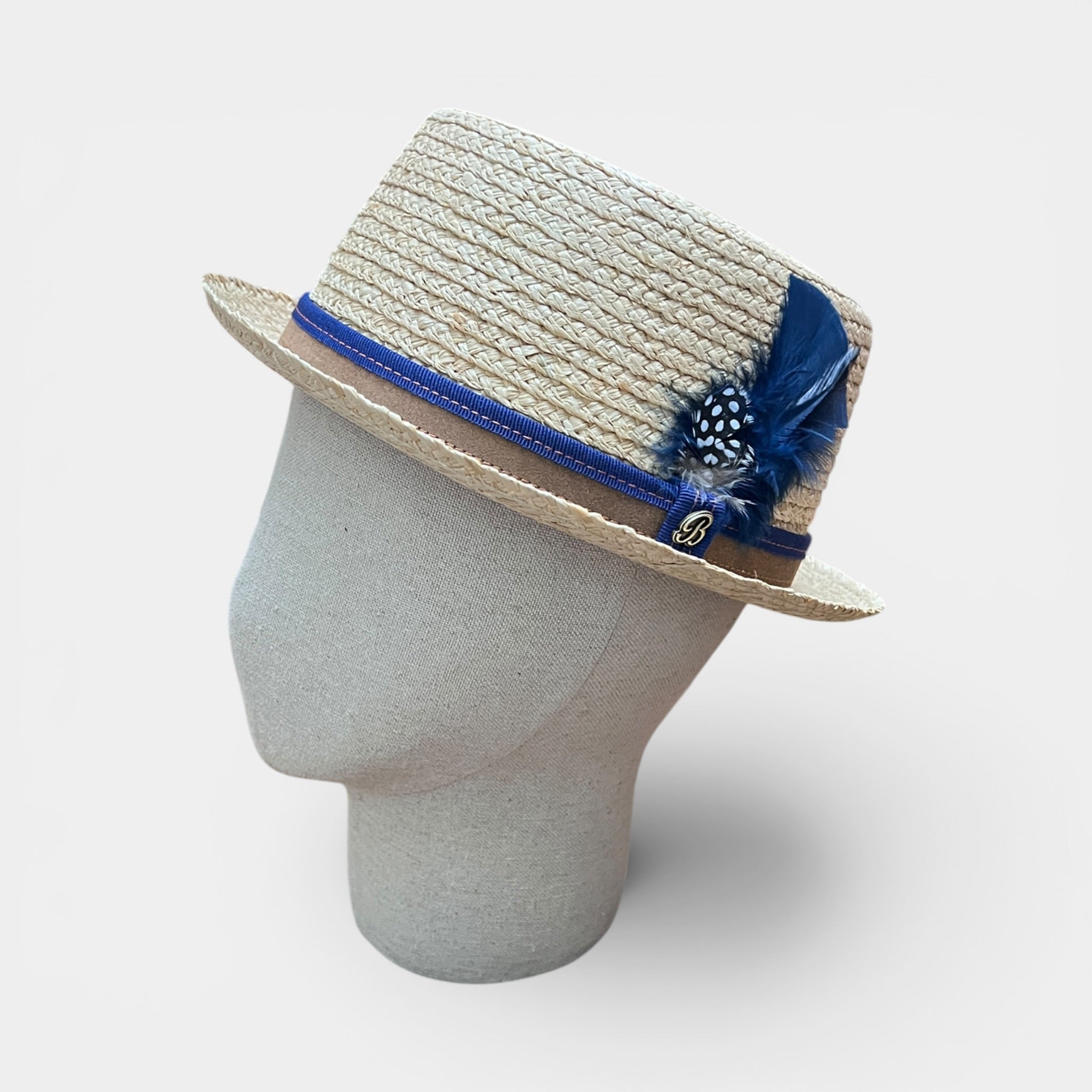 Cappello Pork Pie In Paglia Con Nastro Bicolor e Piuma Blu - Cappelleria Bacca