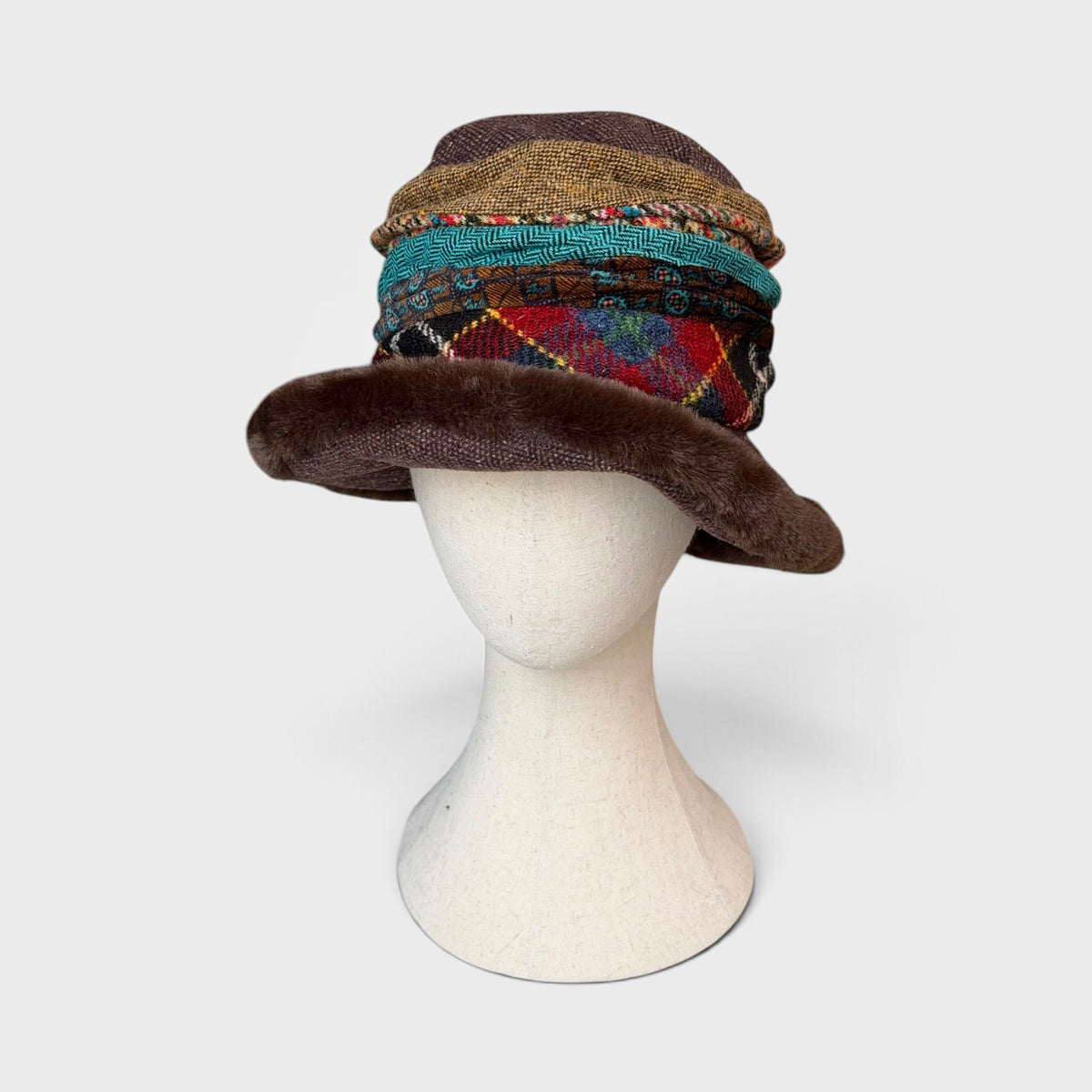 Cappello Invernale In Lana Tweed Marrone e Multicolor Con Bordo In Eco Pelliccia - Pieghevole - Grevi