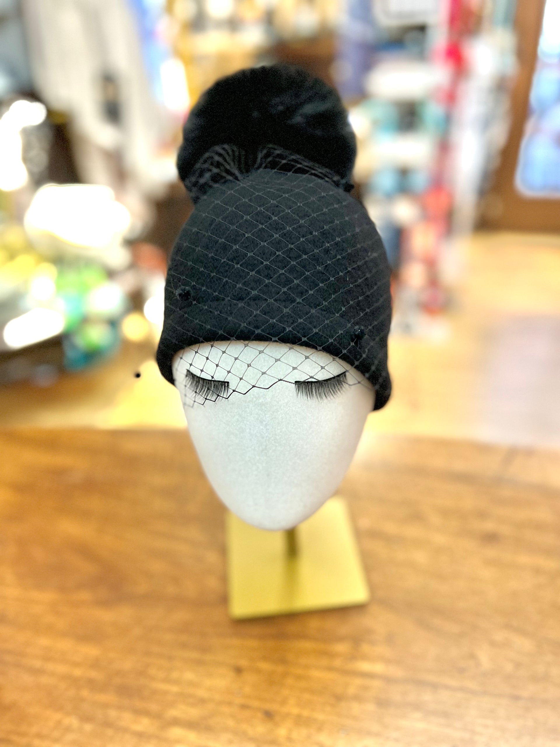 Berretto In Lana Cotta con Pon Pon e Veletta Nero – Cappelleria Bacca