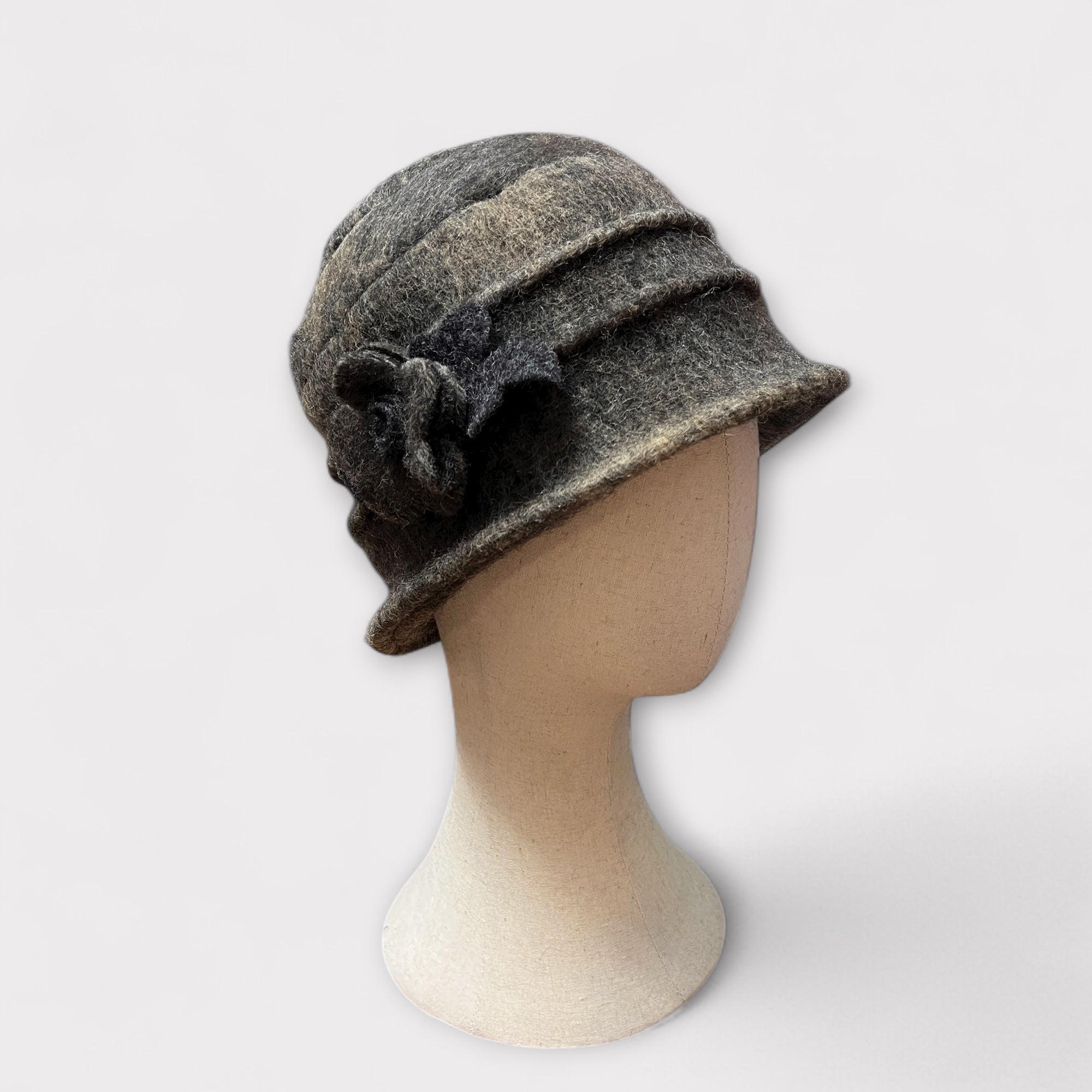 Cloche In Lana Cotta Sfumata Con Fiore Spilla