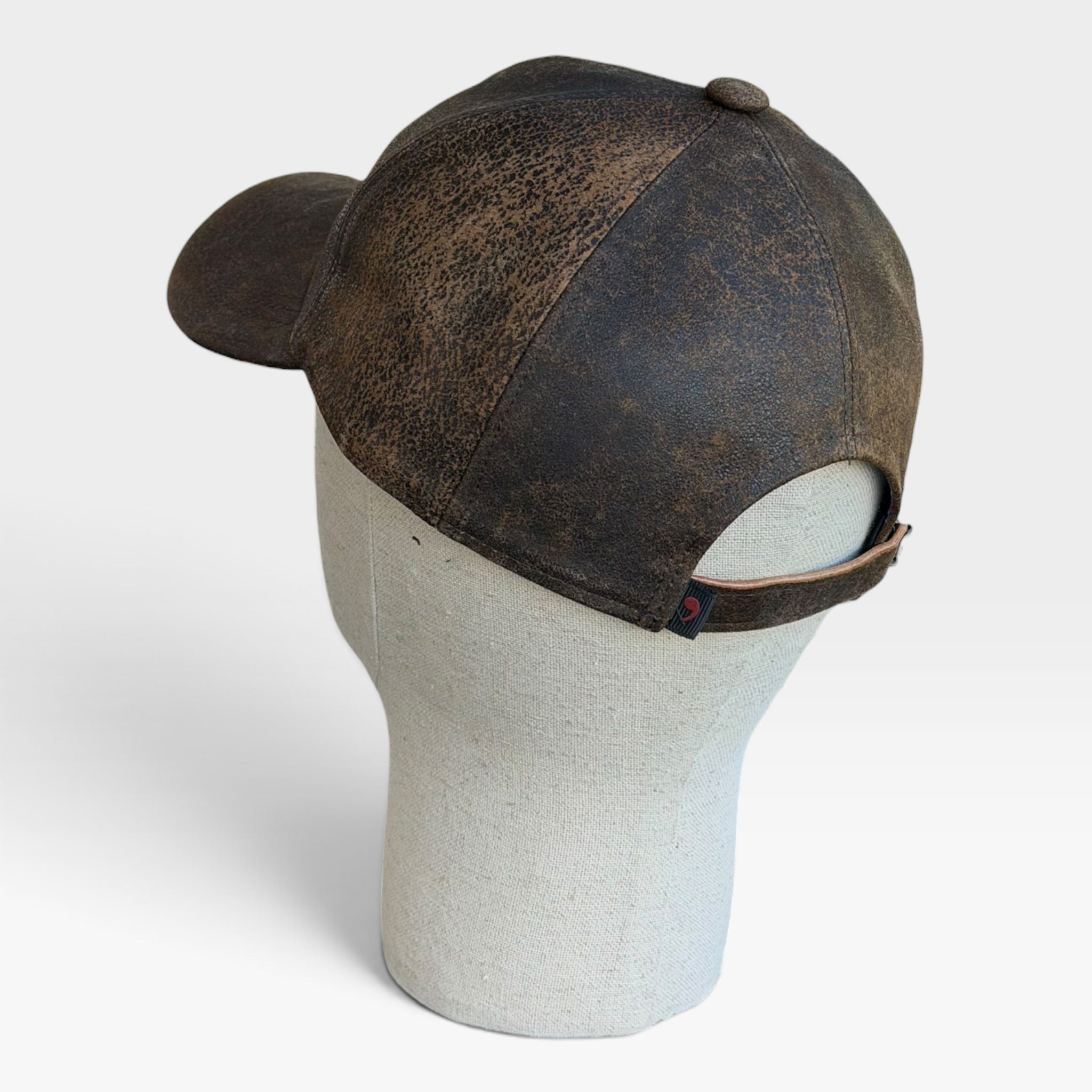 Cappellino baseball in pelle marrone visto da dietro con cinturino regolabile