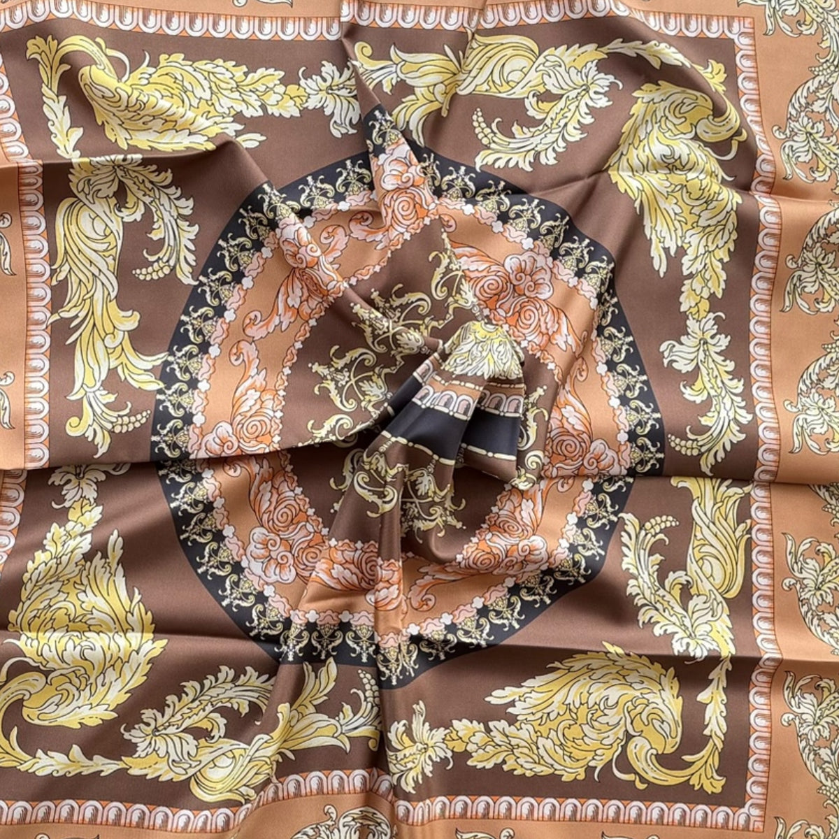 Foulard Marina D'Este in seta 90x90 cm, barocco, variante marrone