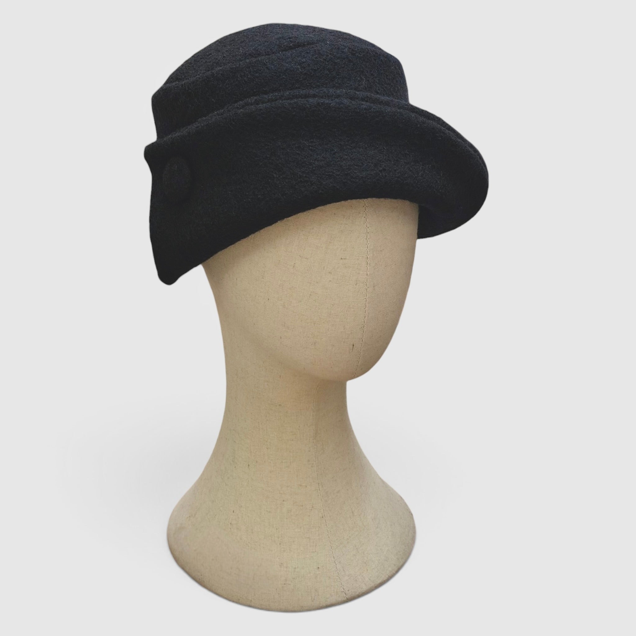 Cappello Invernale Donna Asimmetrico In  Lana Cotta Con Bottone Decoro - Nero