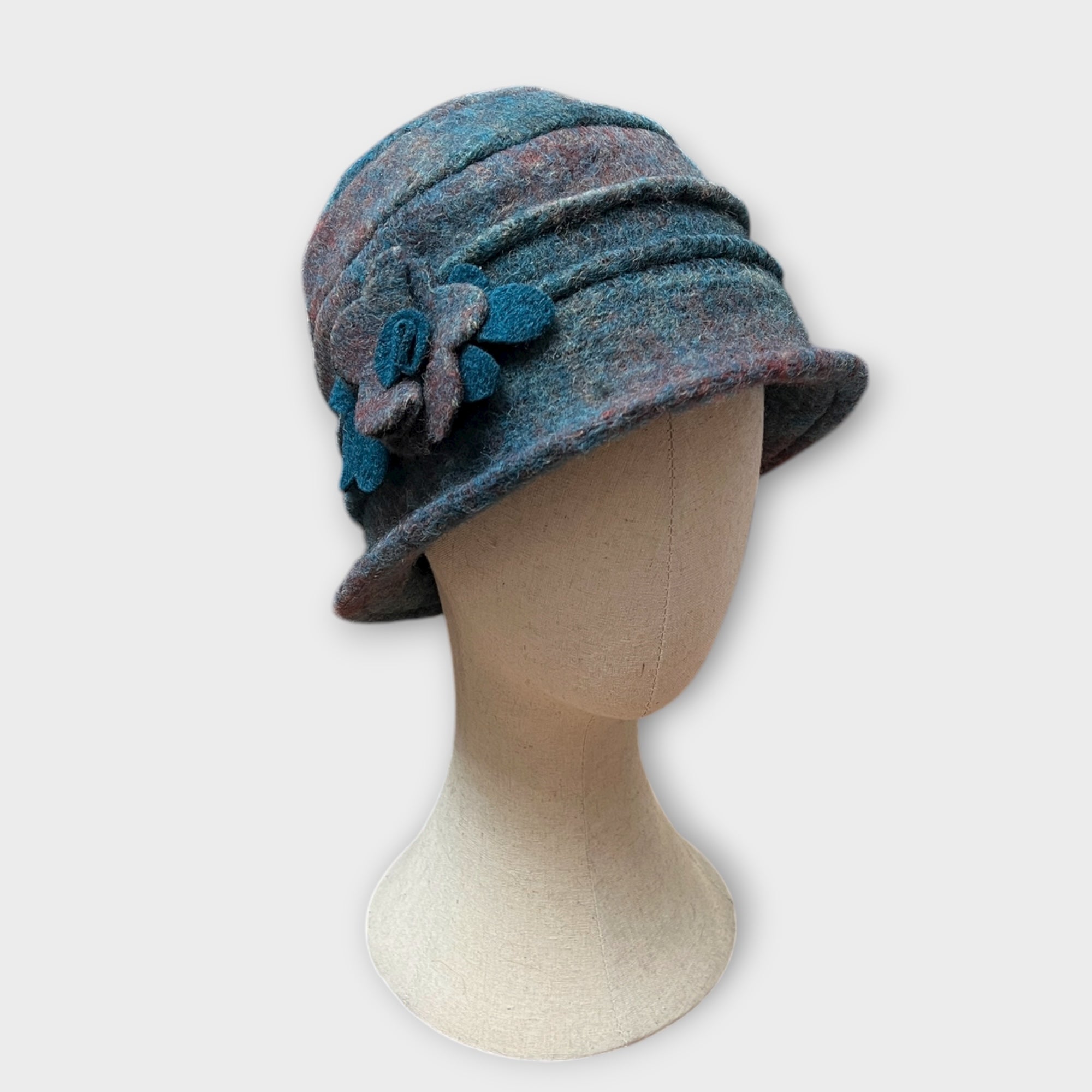 Cloche In Lana Cotta Sfumata Con Fiore Spilla