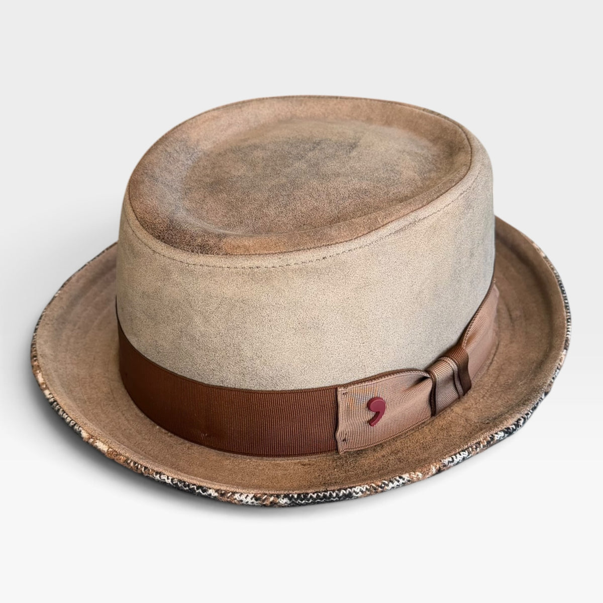 Cappello pork pie in pelle beige effetto vintage con fascia marrone Alfonso D'Este