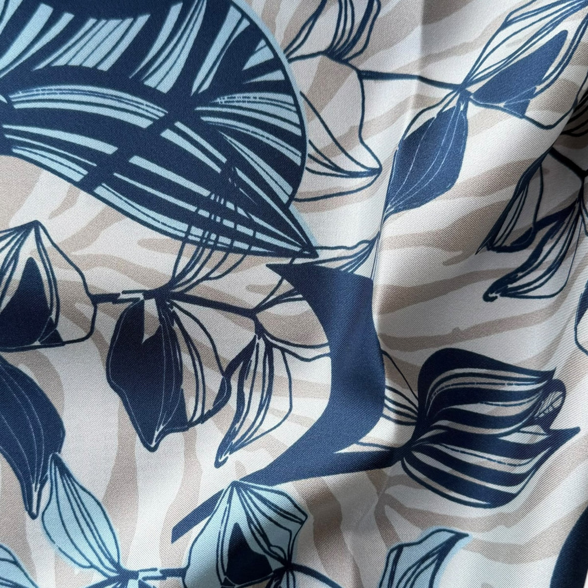 Foulard Laura Biagiotti in seta 90x90 cm, fiori e foglie stilizzati, variante azzurro