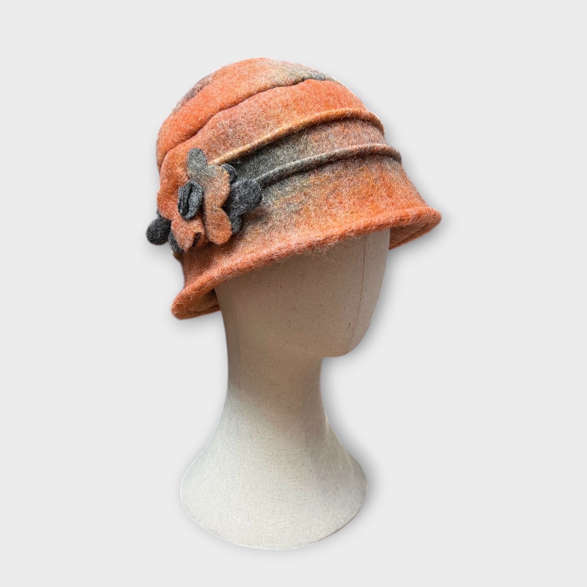 Cloche In Lana Cotta Sfumata Con Fiore Spilla