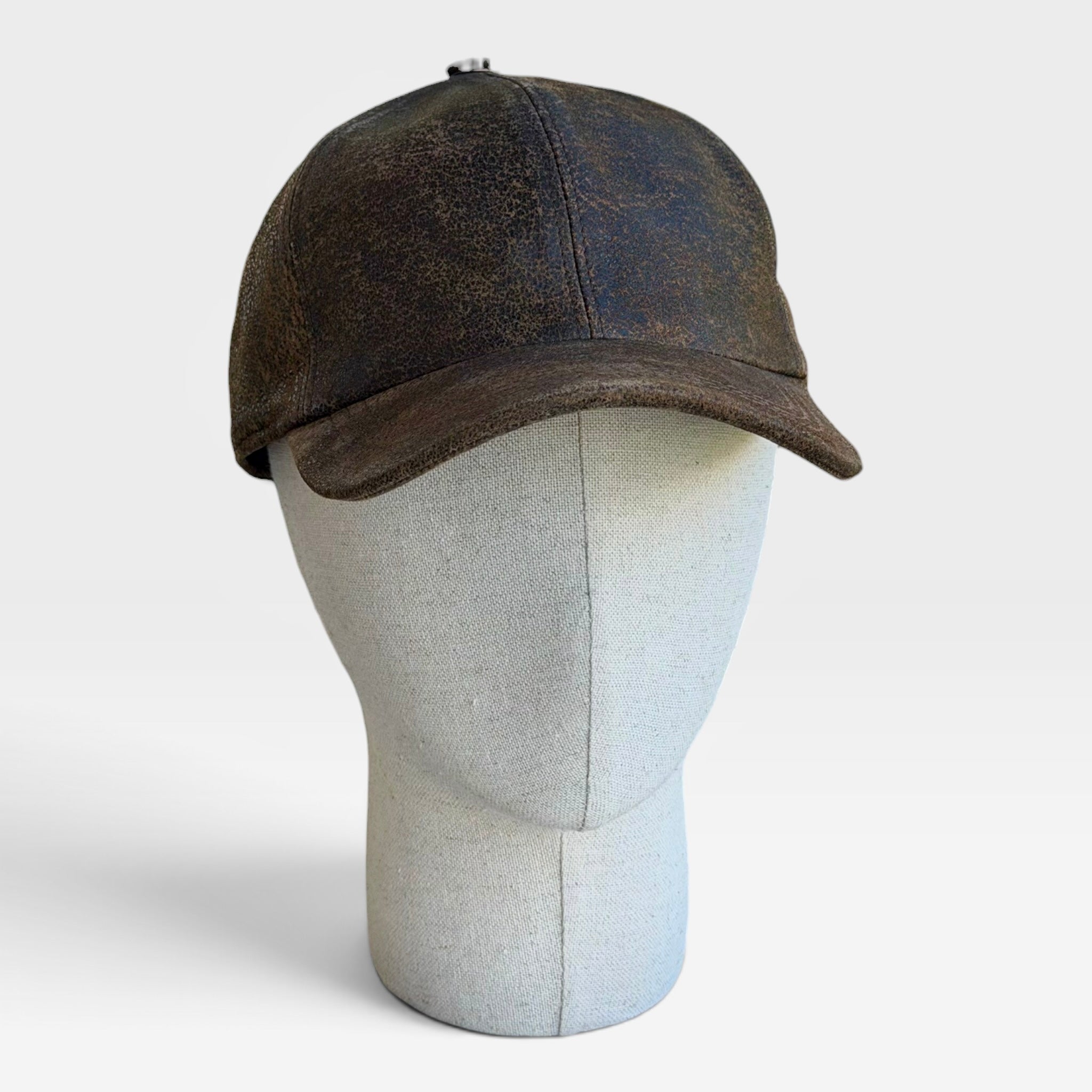 Cappellino baseball in pelle marrone visto da davanti su manichino