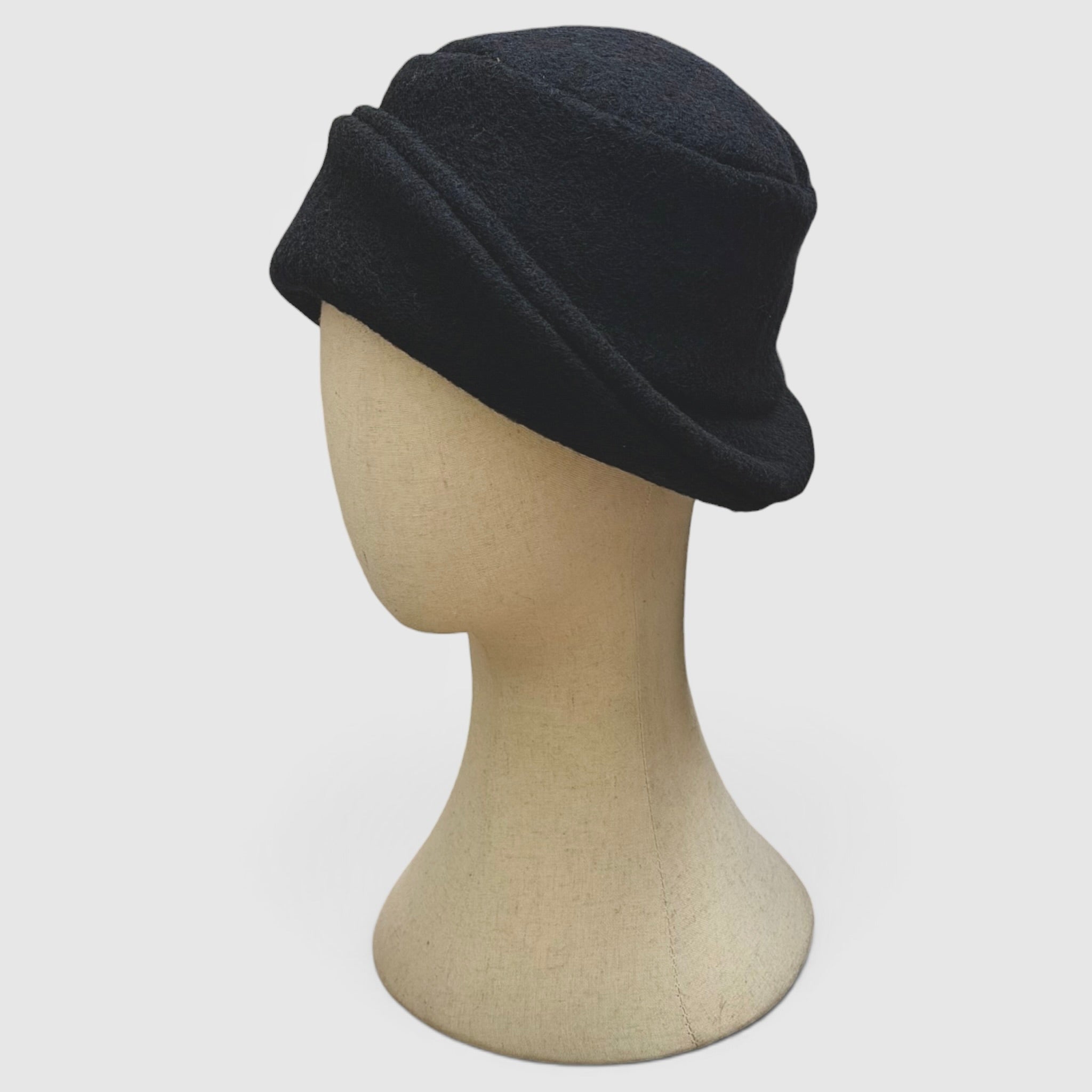 Cappello Invernale Donna Asimmetrico In  Lana Cotta Con Bottone Decoro - Nero