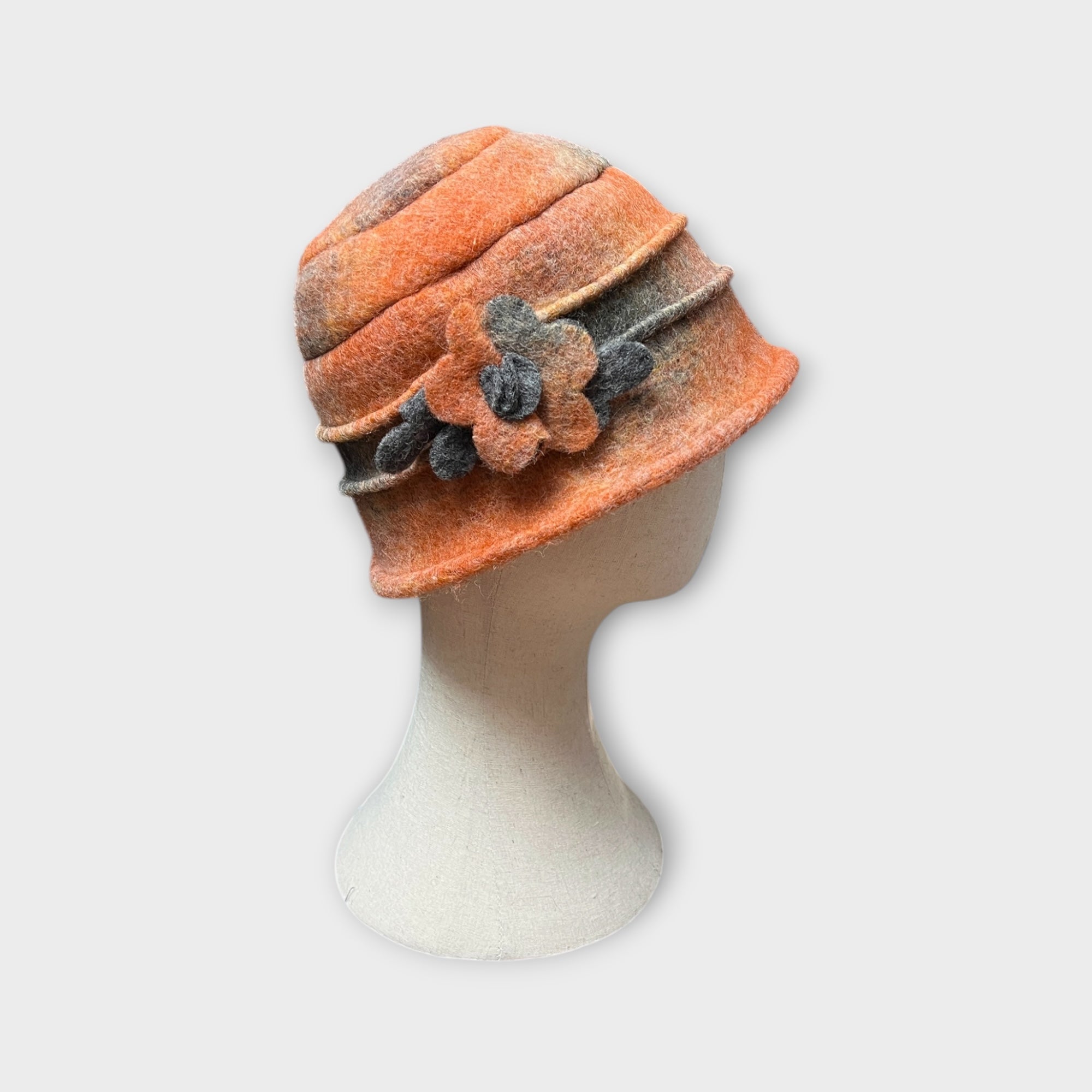 Cloche In Lana Cotta Sfumata Con Fiore Spilla