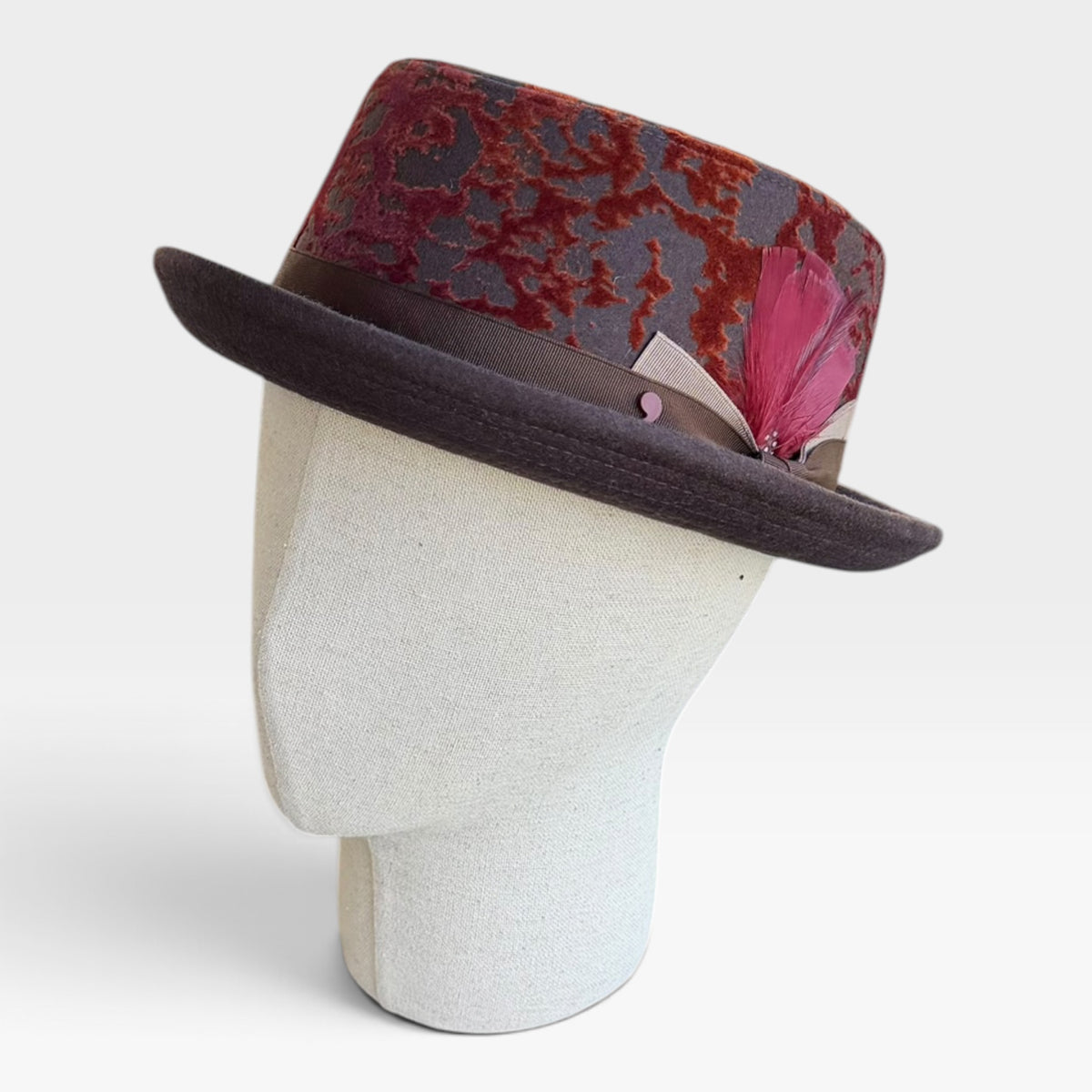 Cappello pork pie Alfonso D'Este con piuma bordeaux su manichino
