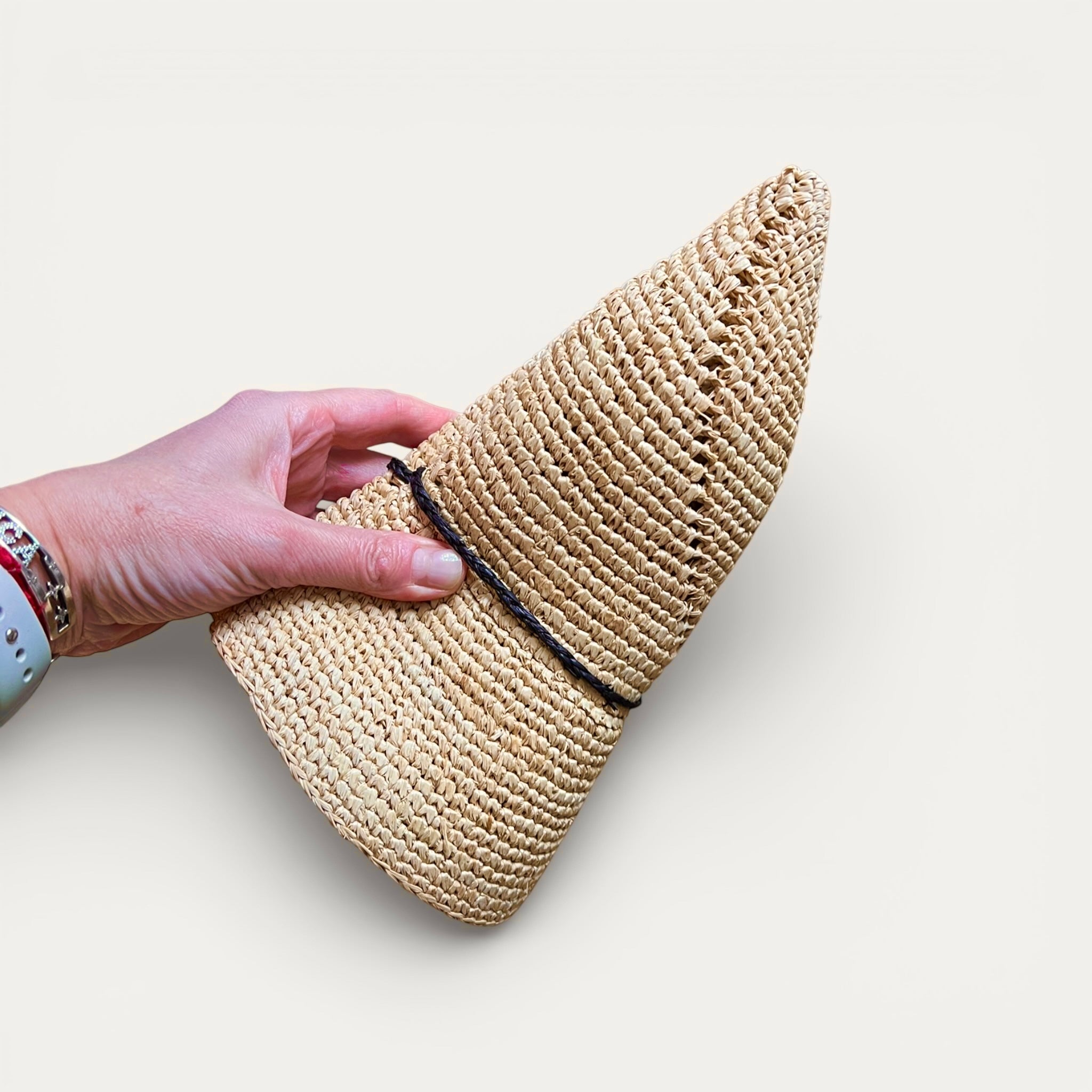 Cappello Cloche In Paglia Intrecciata Con Cordino