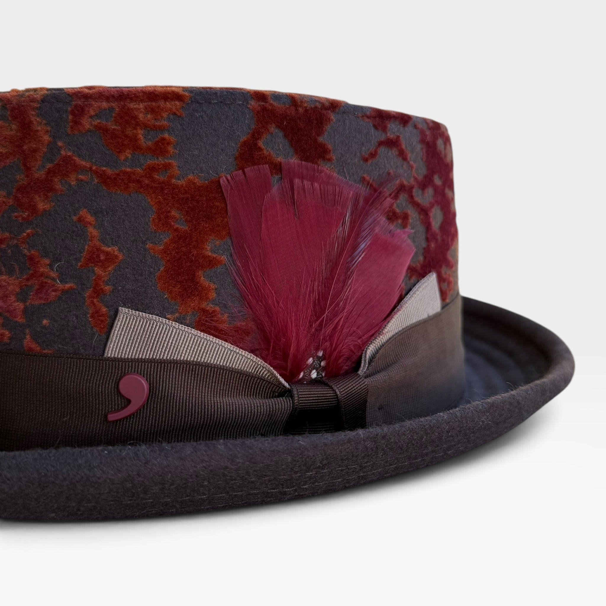 Dettaglio fascia marrone con piuma bordeaux su cappello Alfonso D'Este