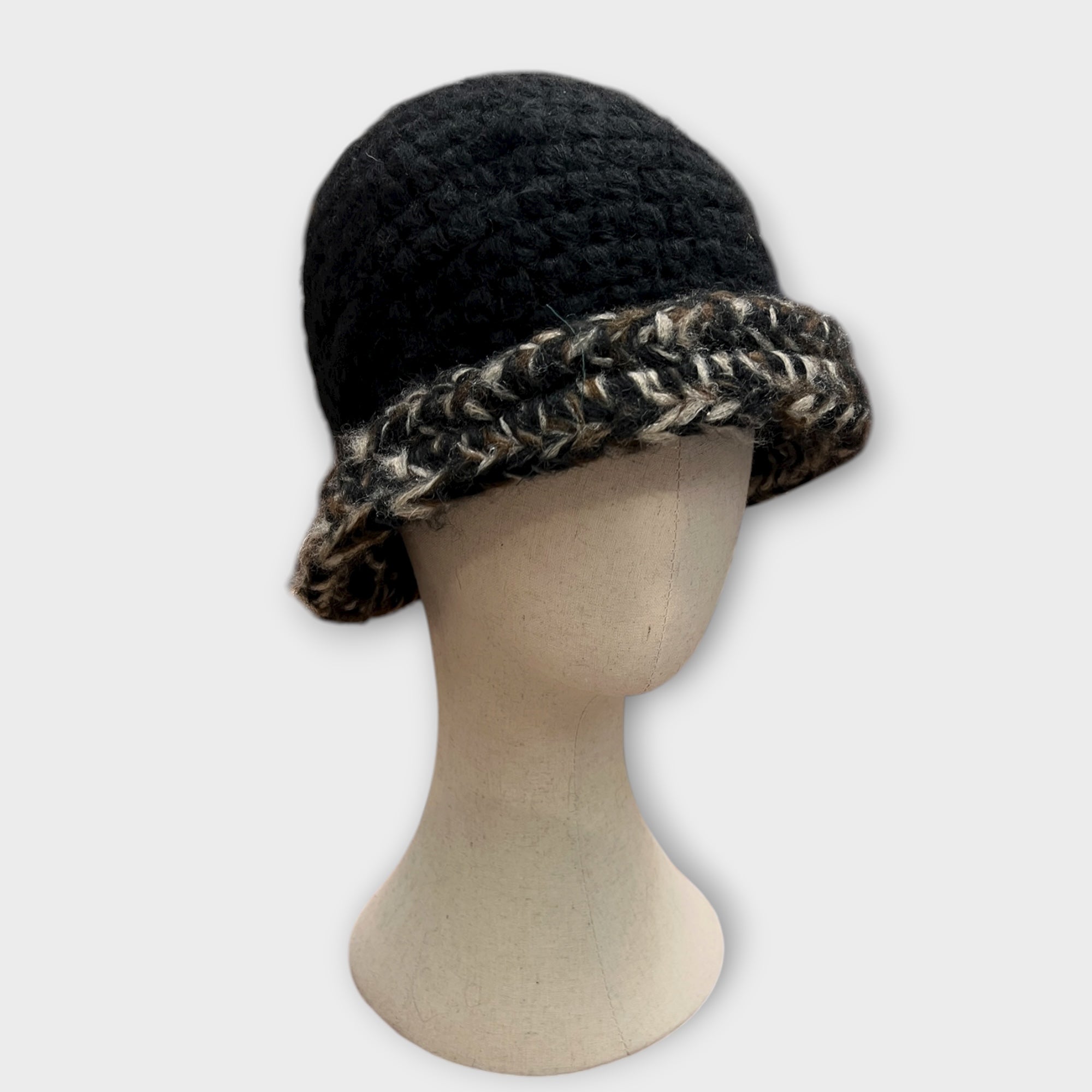 Cloche In Maglia di Lana Fatto A Mano Nero