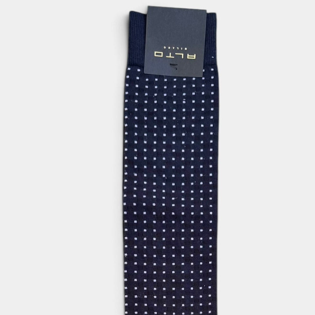 Dettaglio calzino lungo blu con micro pois bianchi Alto Milano