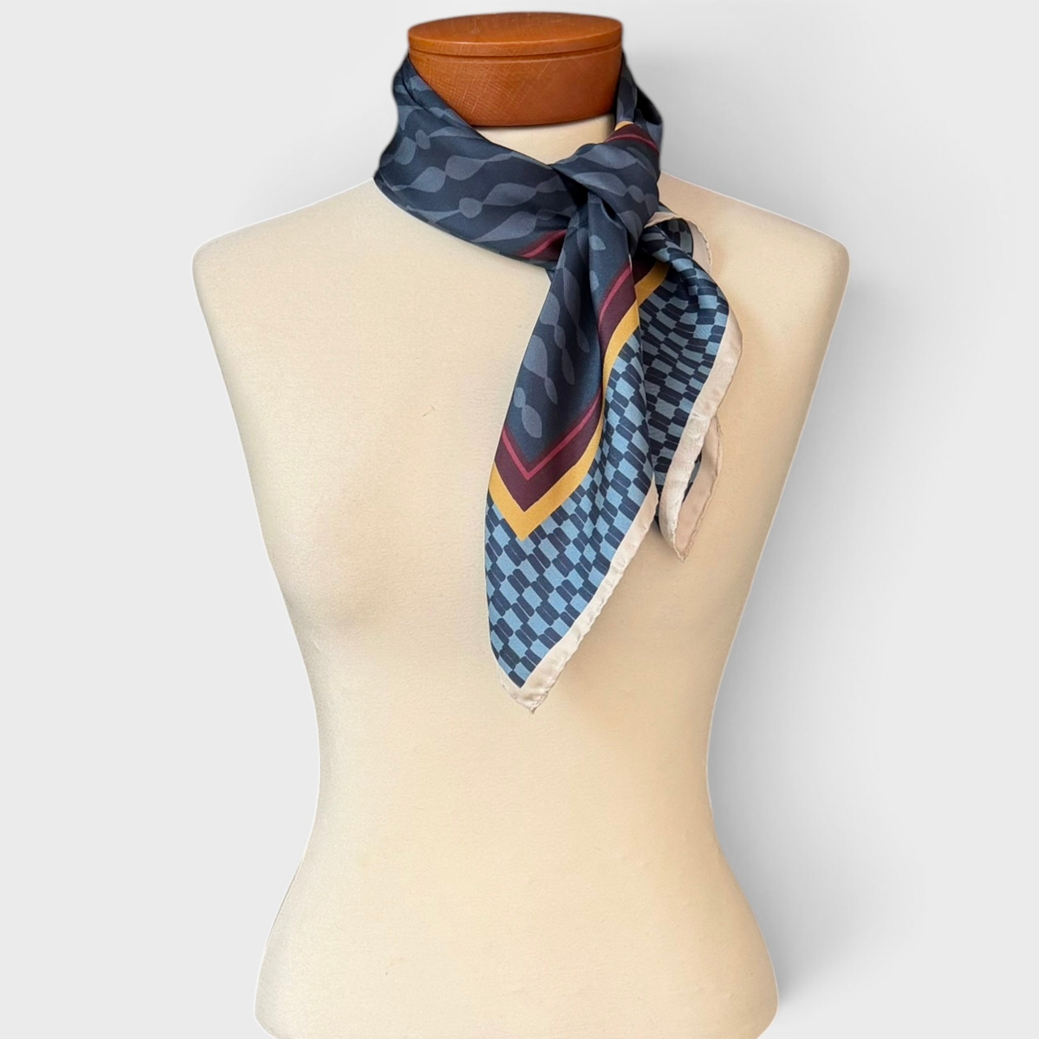 Foulard Quadrato In Tessuto Twill Di Pura Seta Di Gelso 70 x 70 cm