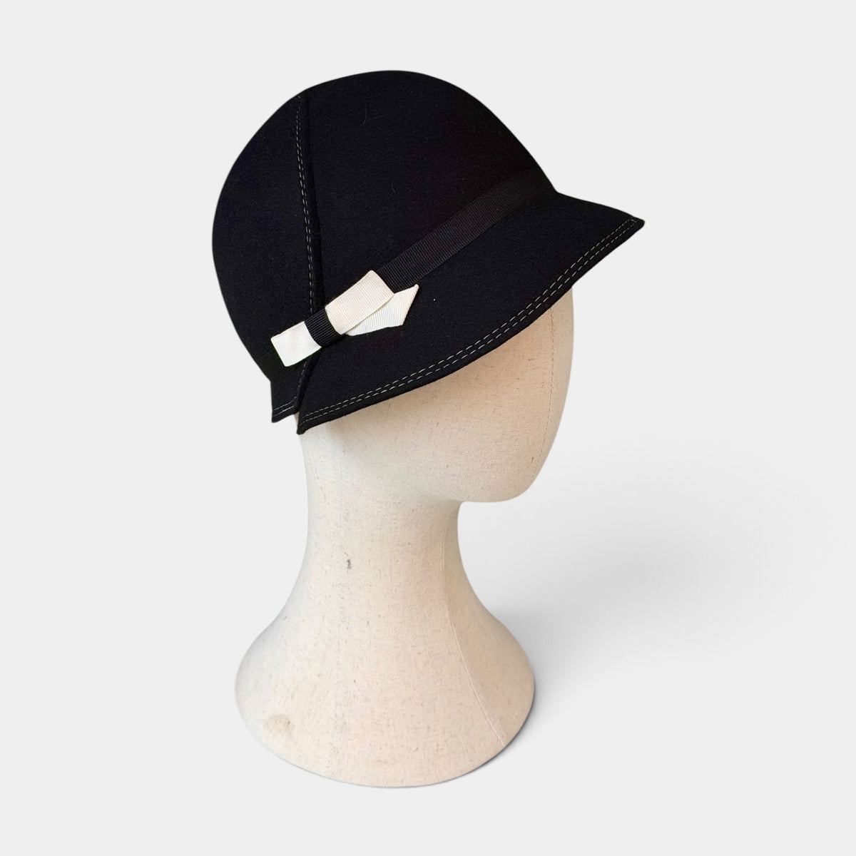 Cappello Donna Cloche in Feltro idrorepellente di Pura Lana Anni 30