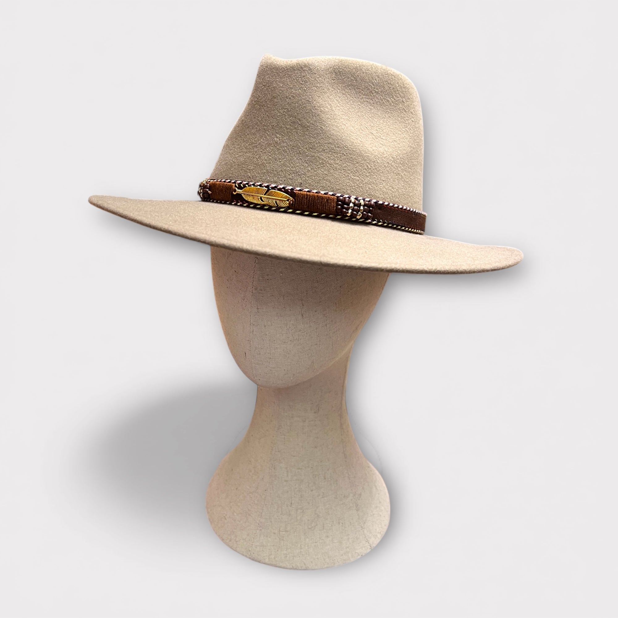 Cappello da cowboy in pelle marrone: fascia intrecciata, protezione solare western - Italia Cappello da cowboy in pelle marrone: fascia intrecciata, protezione solare western - Italia