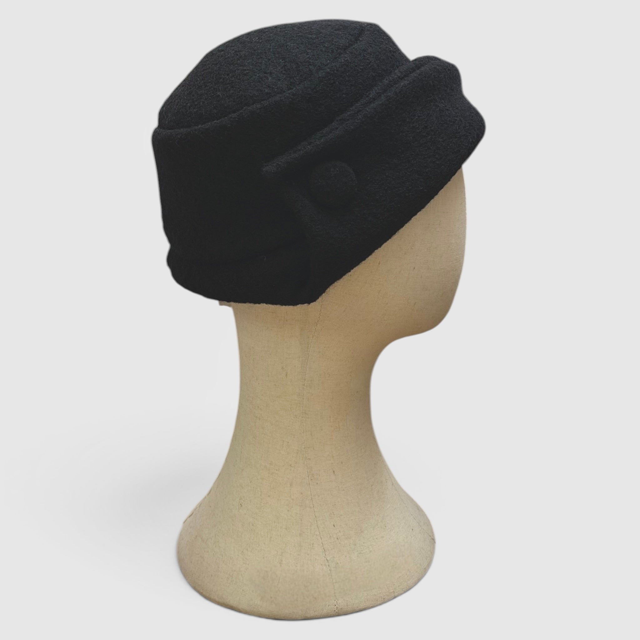 Cappello Invernale Donna Asimmetrico In  Lana Cotta Con Bottone Decoro - Nero