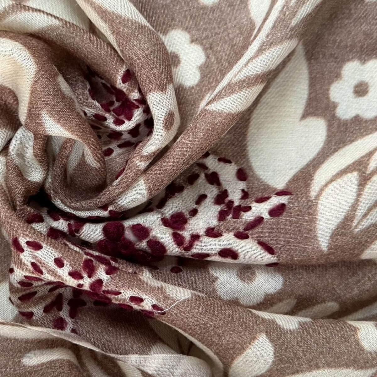Sciarpa Donna In Tessuto Sottile Di Pura Lana 70x180 cm Colore Noce - Con Ricamo a Mano