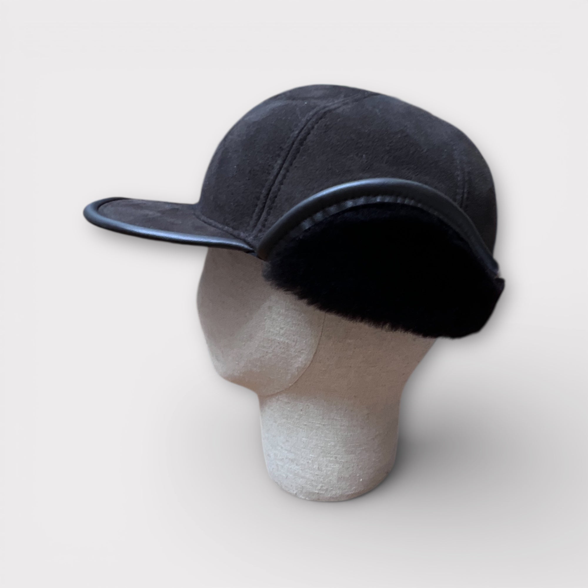 Berretto Con Visiera Con Para Orecchie In Pelle E Pelliccia Di Montone