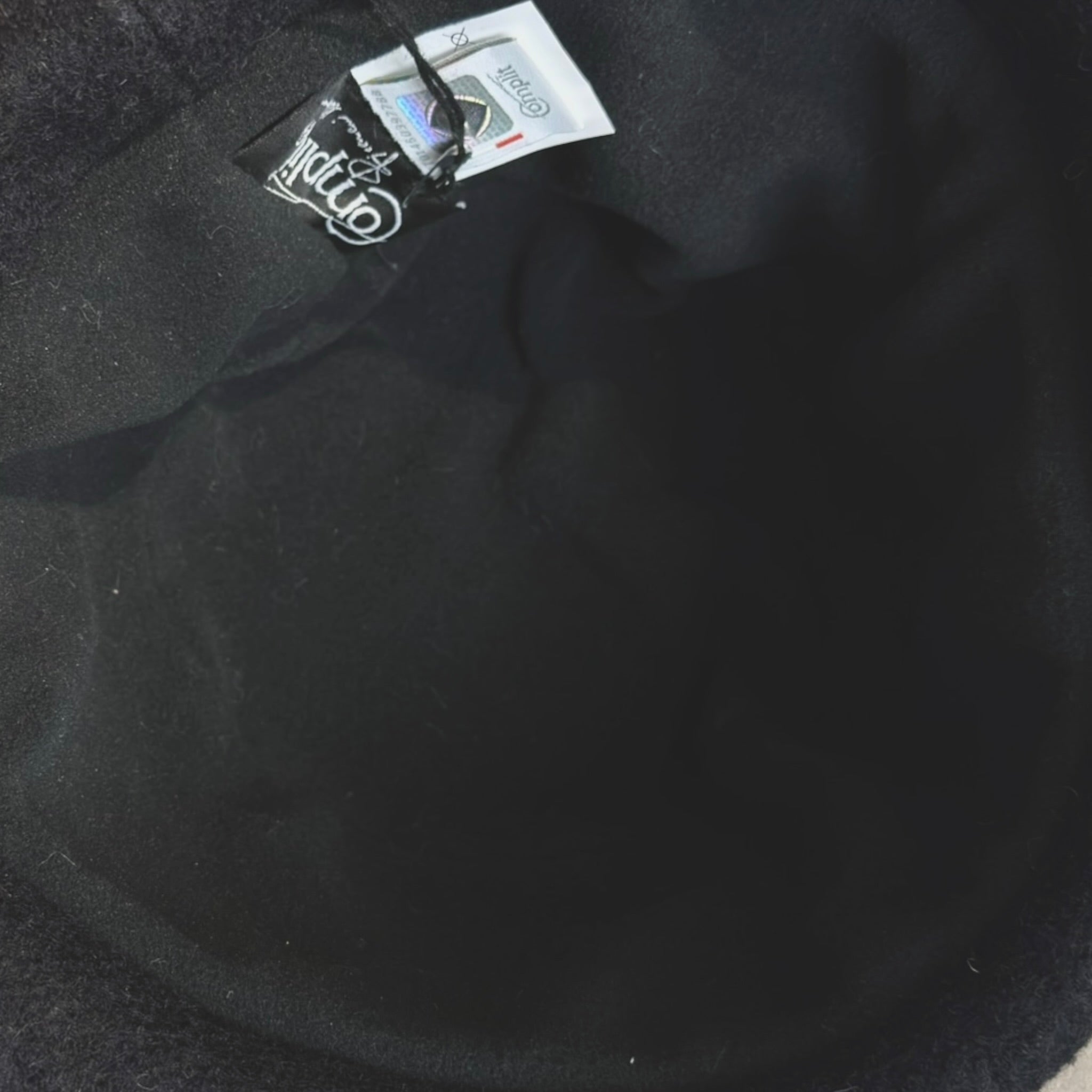 Cappello Invernale Donna Asimmetrico In  Lana Cotta Con Bottone Decoro - Nero