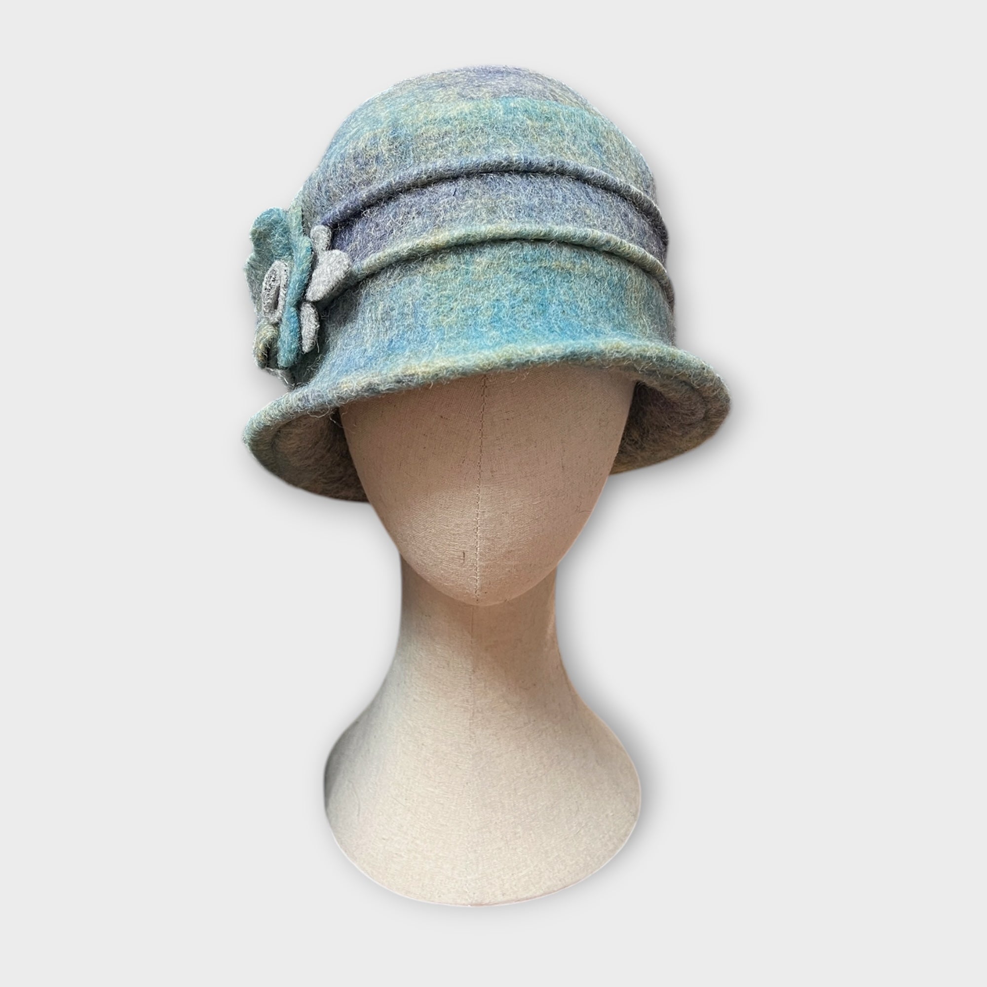 Cloche In Lana Cotta Sfumata Con Fiore Spilla