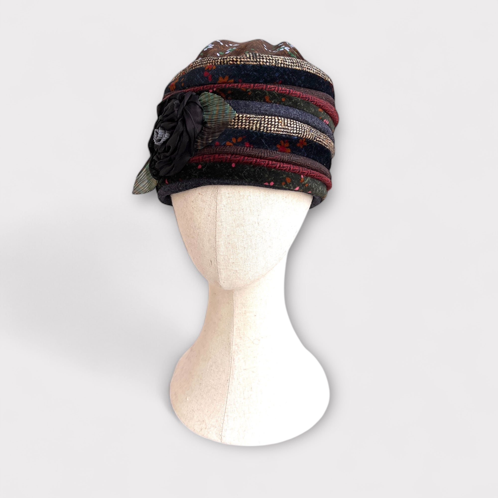 Cappello Toque Donna Invernale In Tessuto Patchwork e Fiore Grevi